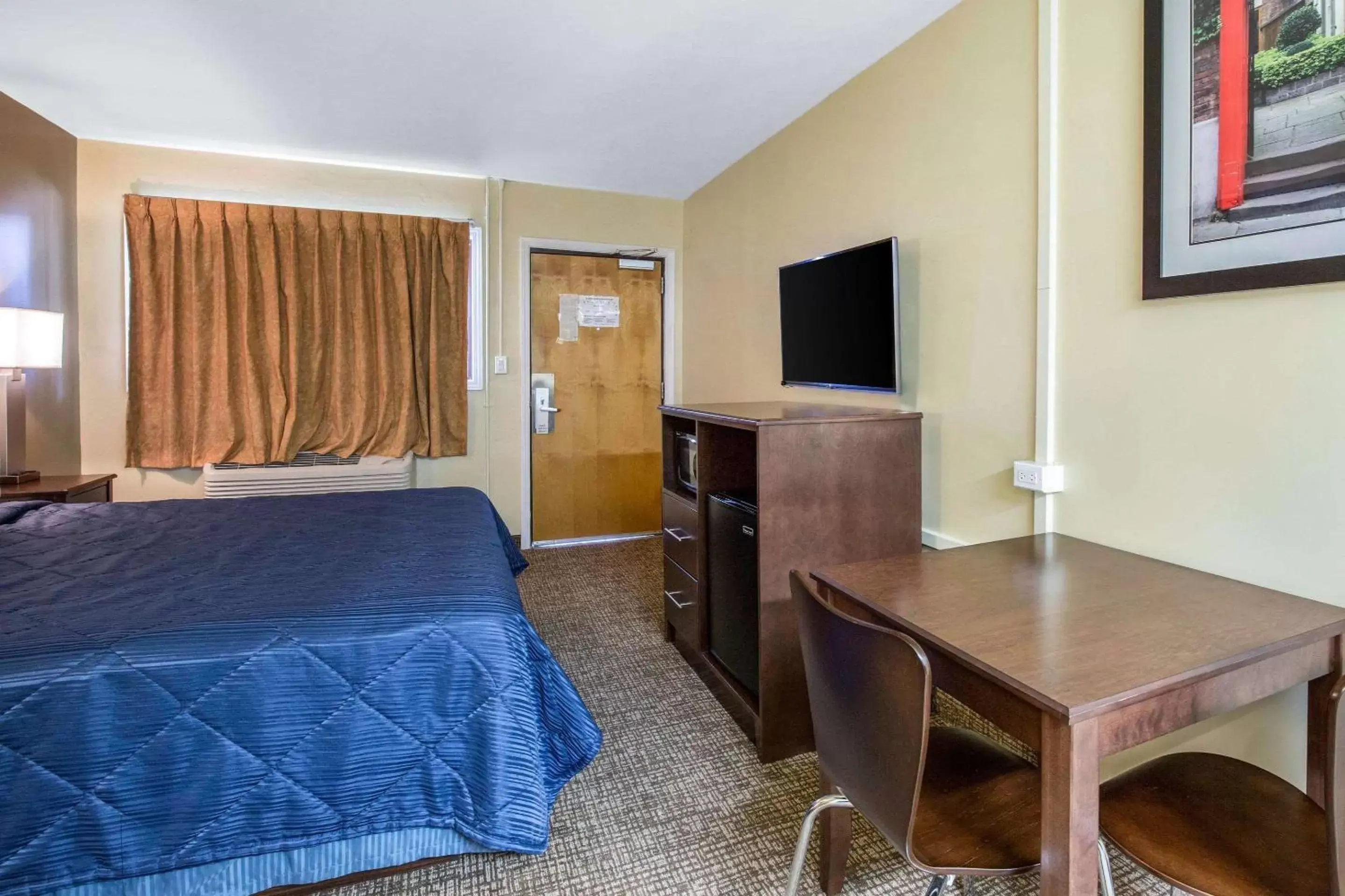 Photo of the whole room, TV/Entertainment Center in Rodeway Inn Lyons - La Grange