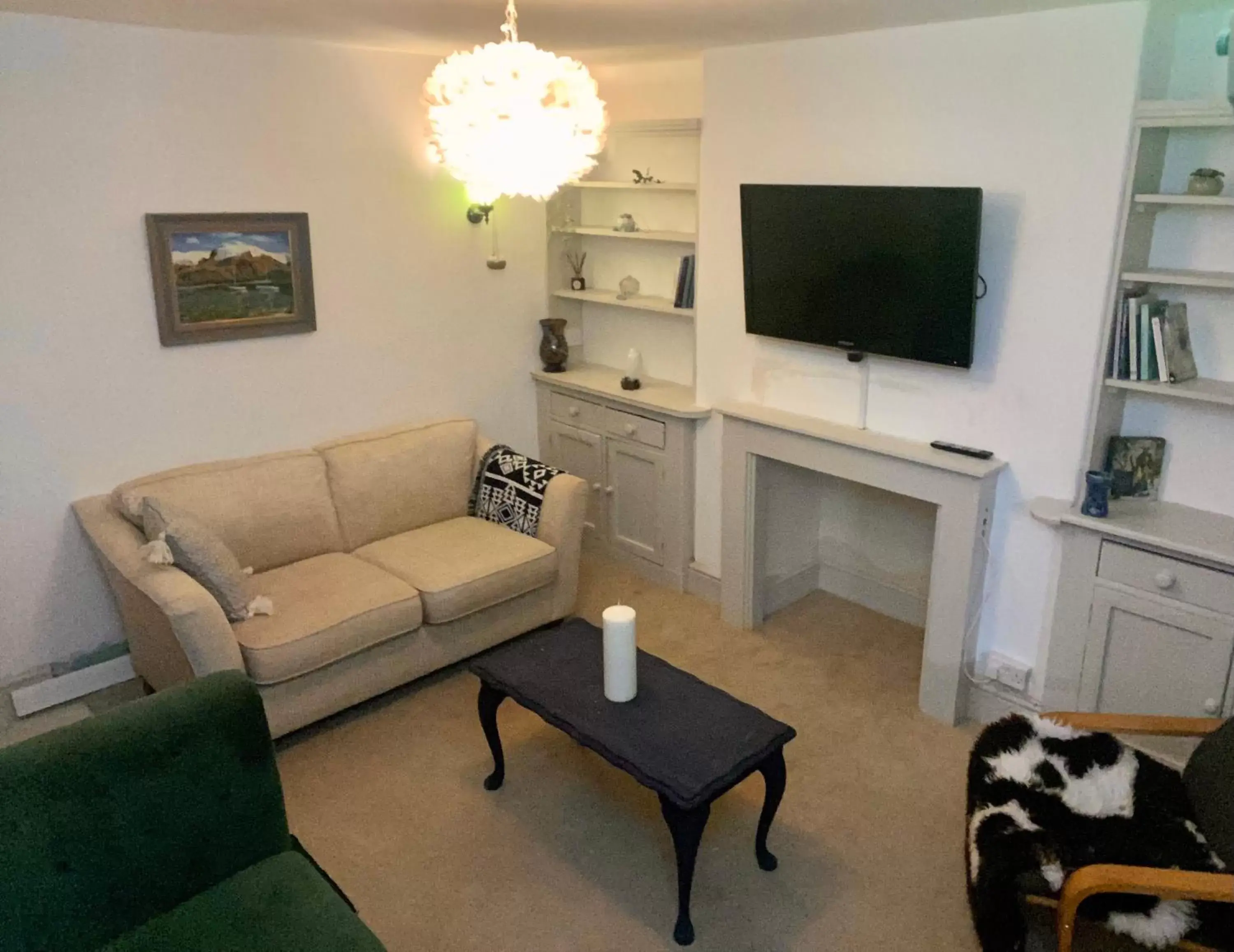 Communal lounge/ TV room, Seating Area in The Dragonfly BNB, Glastonbury