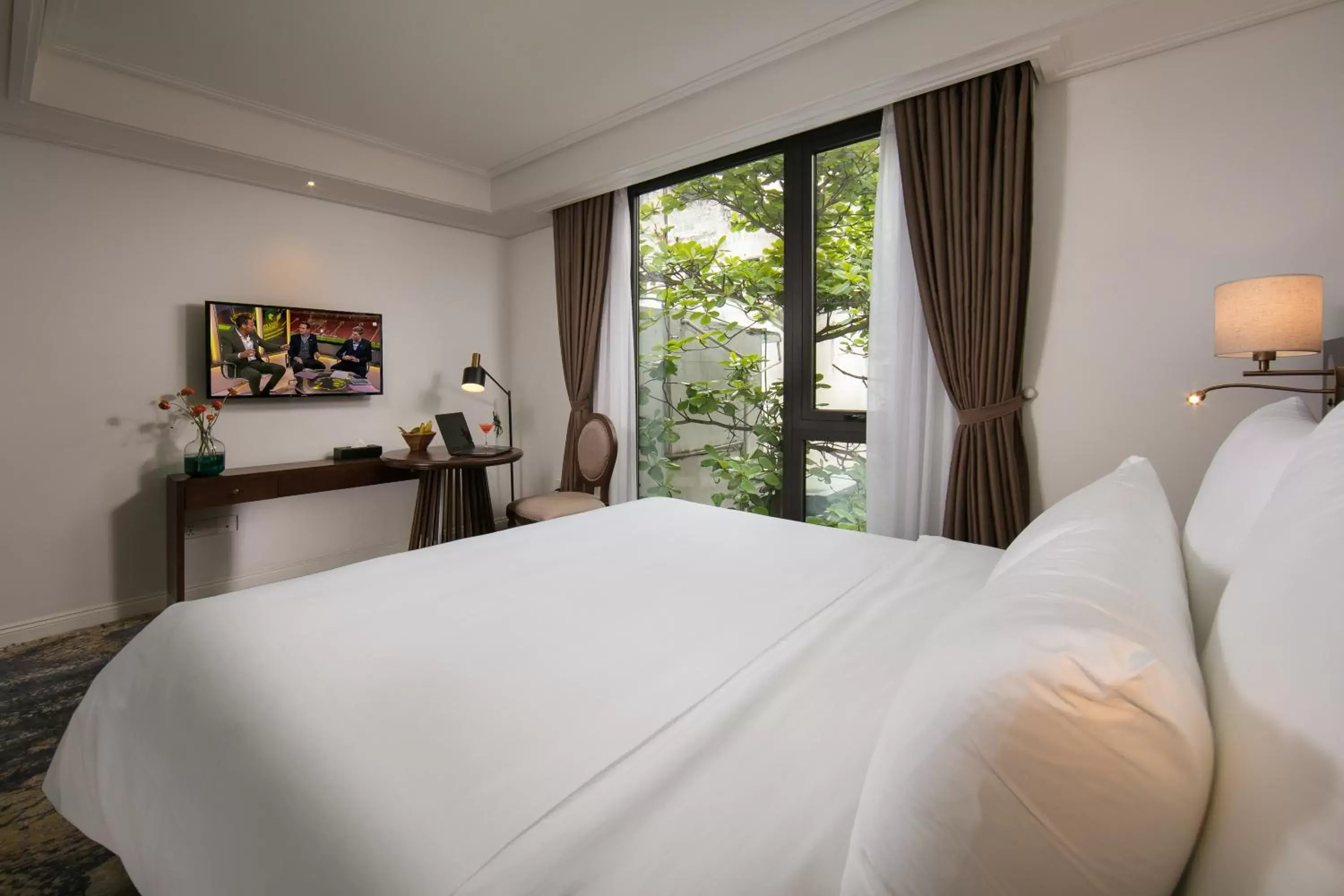 Bed in The Oriental Jade Hotel