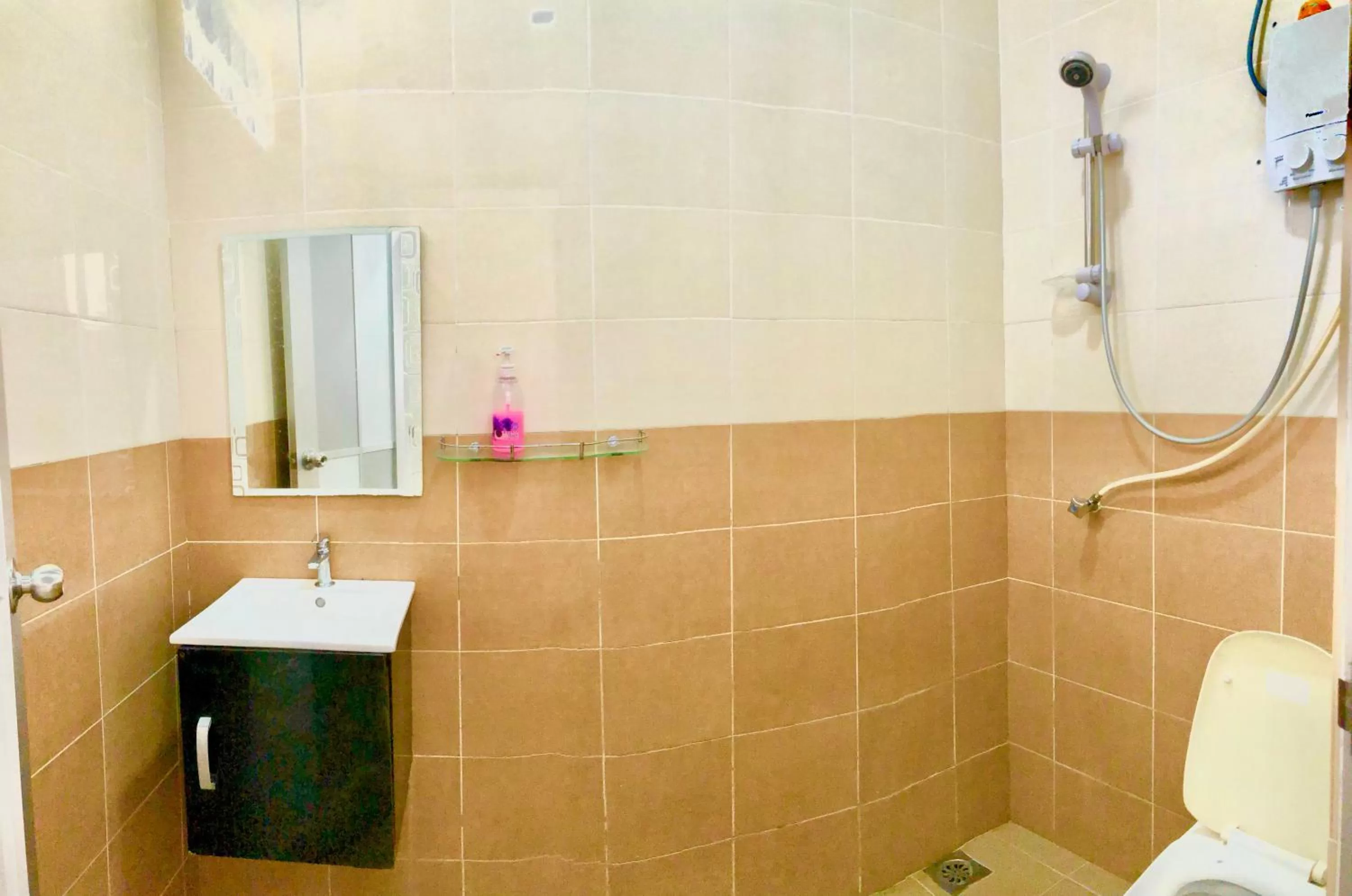 Shower in Cenang Room Rahsia Motel