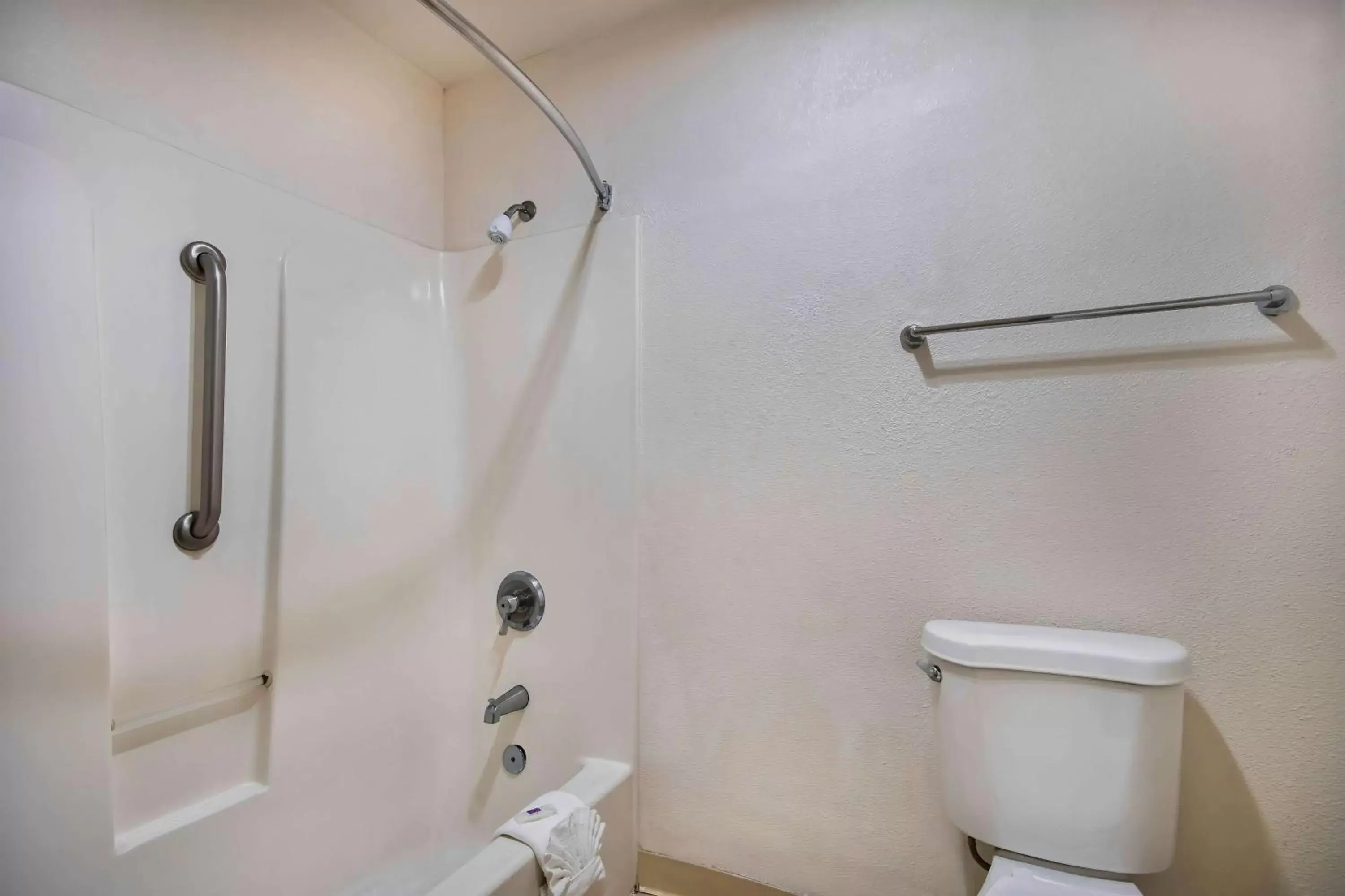 Bathroom in Motel 6-Santa Nella, CA - Los Banos