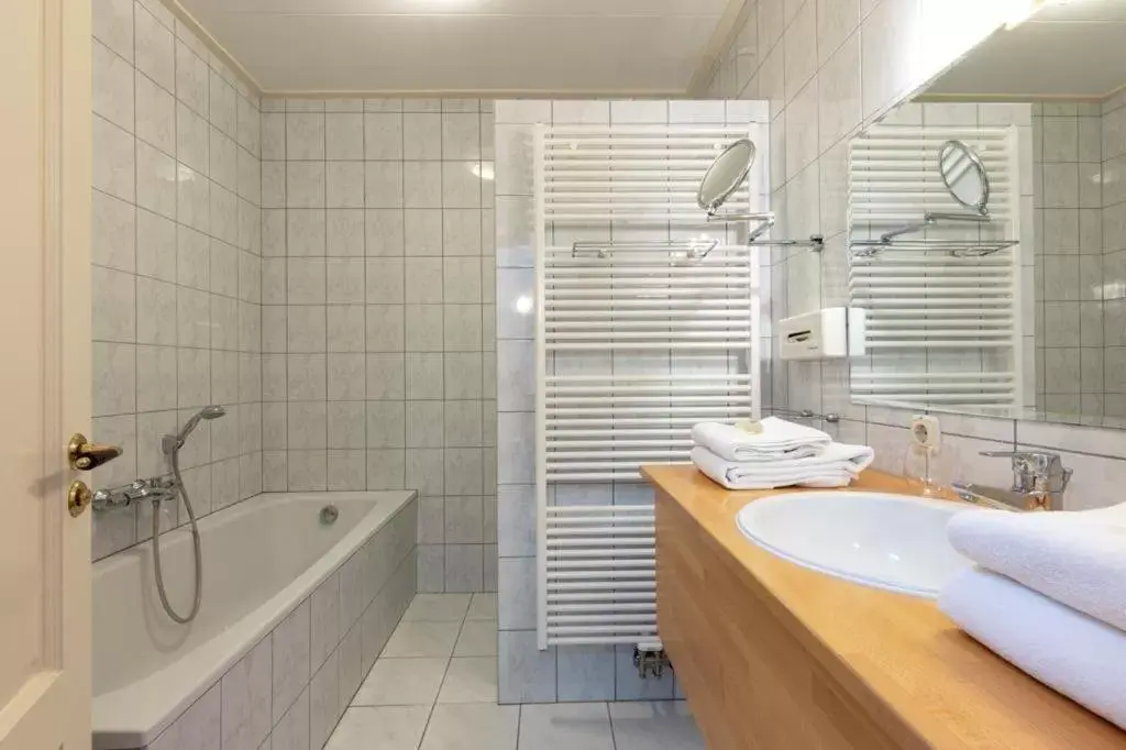 Shower, Bathroom in Hotel de Watermölle