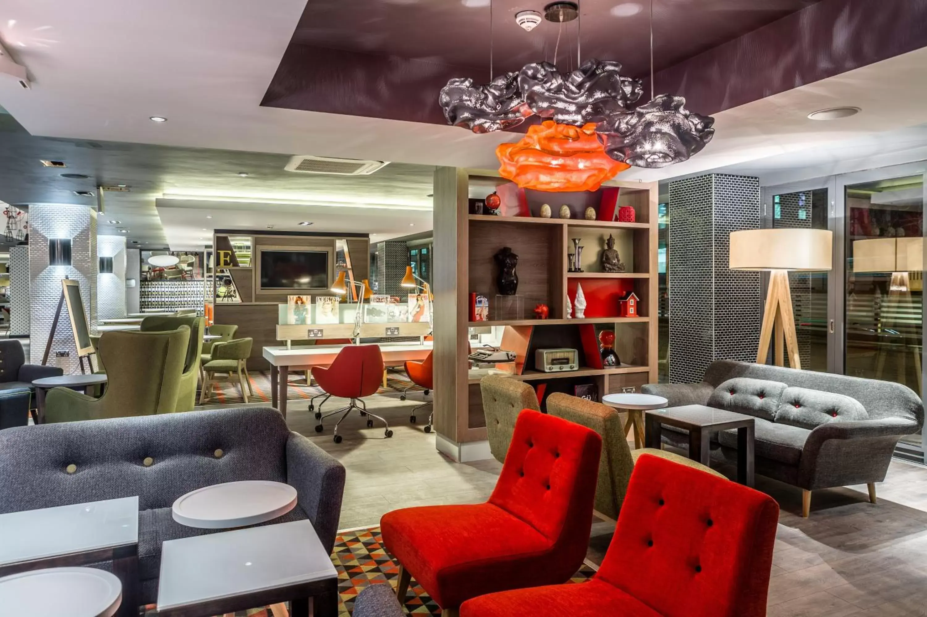 Lobby or reception, Lounge/Bar in Holiday Inn London Watford Junction, an IHG Hotel