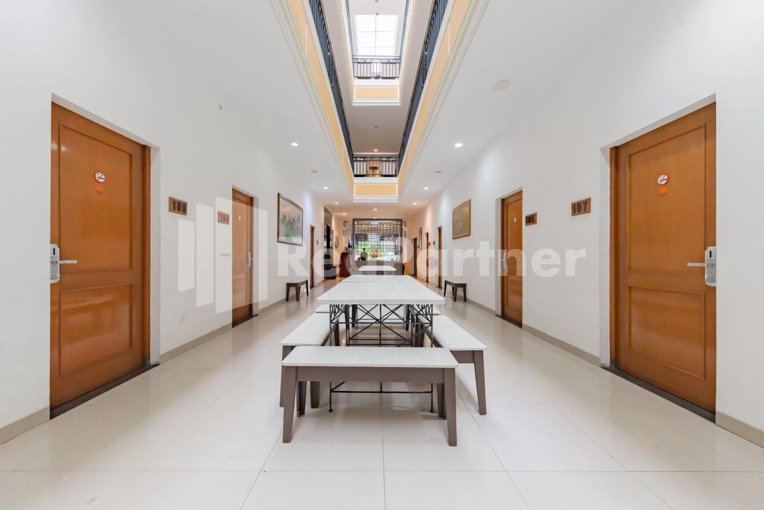 Seating area in Alqueby Hotel near Kiara Artha Park & Trans Studio Mall Mitra RedDoorz