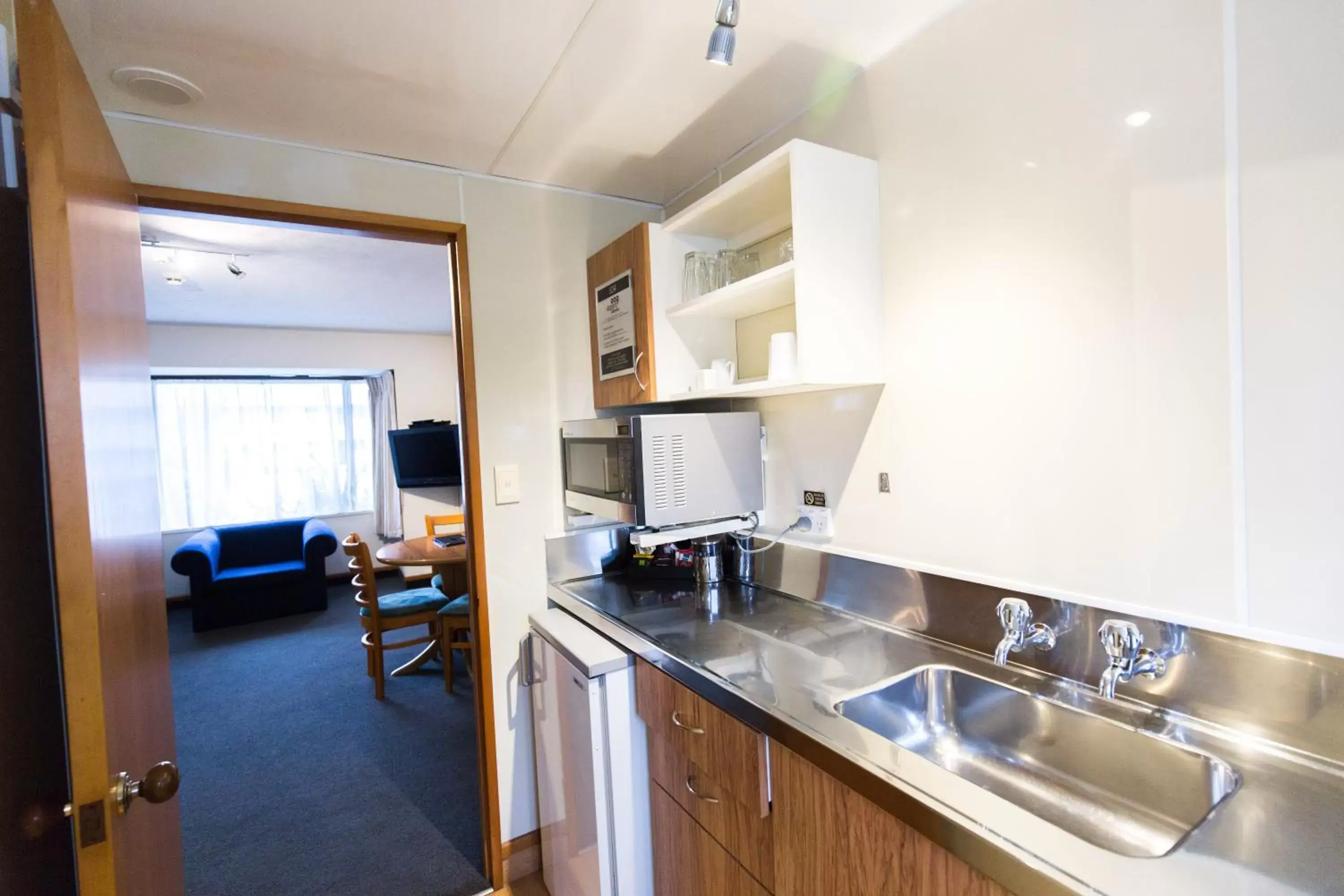 Kitchen/Kitchenette in Airport Gateway Motor Lodge