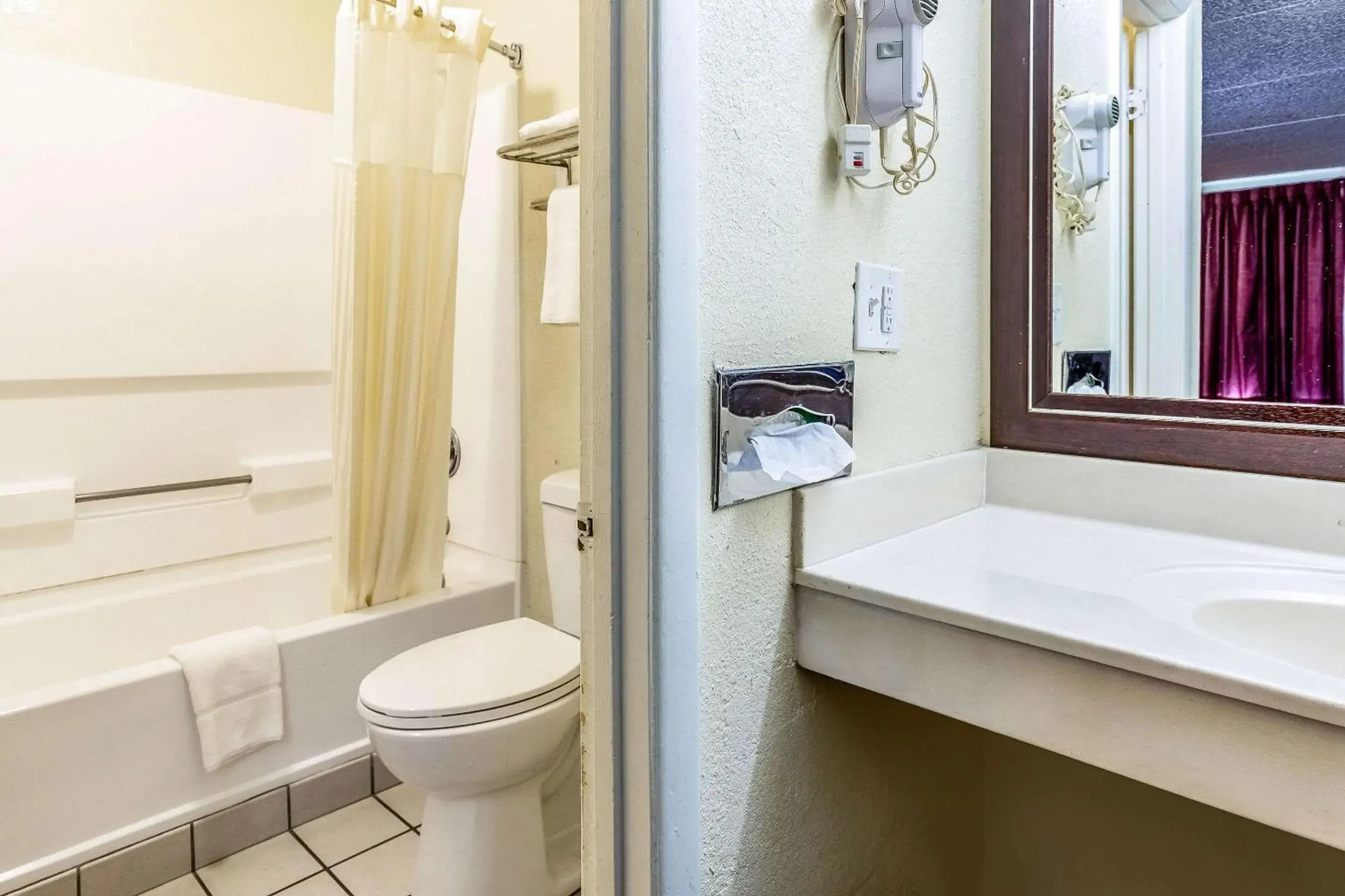 Bathroom in Econo Lodge Knoxville