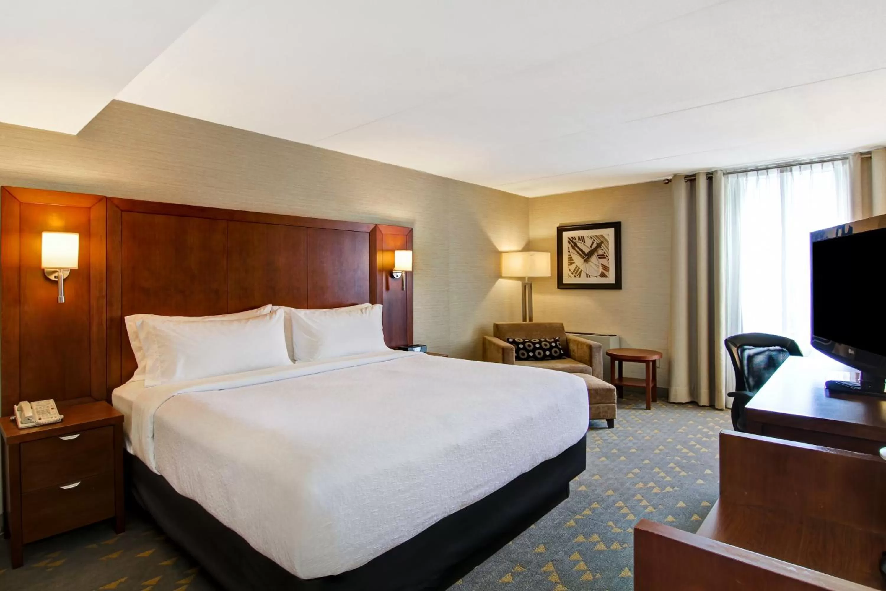 Photo of the whole room, Bed in Holiday Inn Oakville Centre by IHG