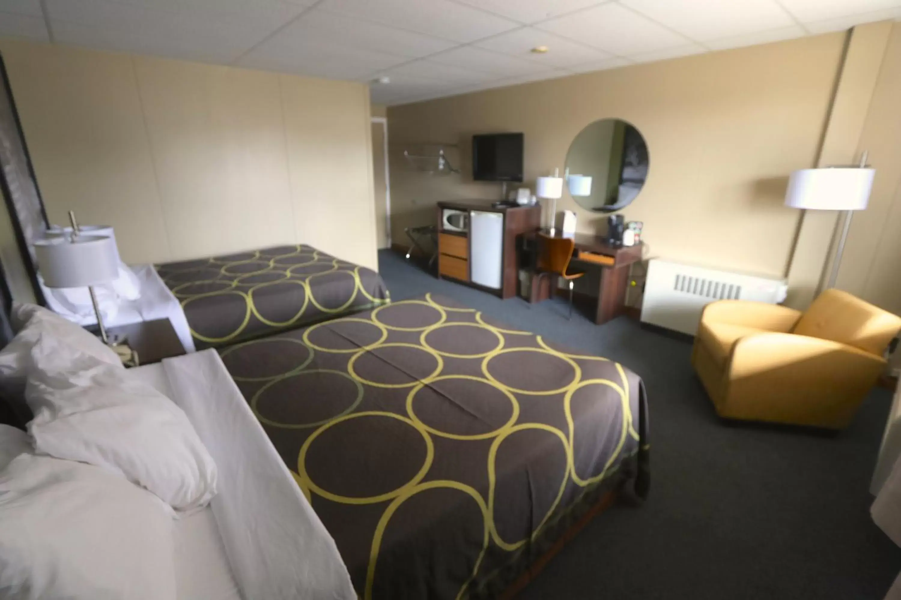 Photo of the whole room, Bed in Super 8 by Wyndham Hearst ON
