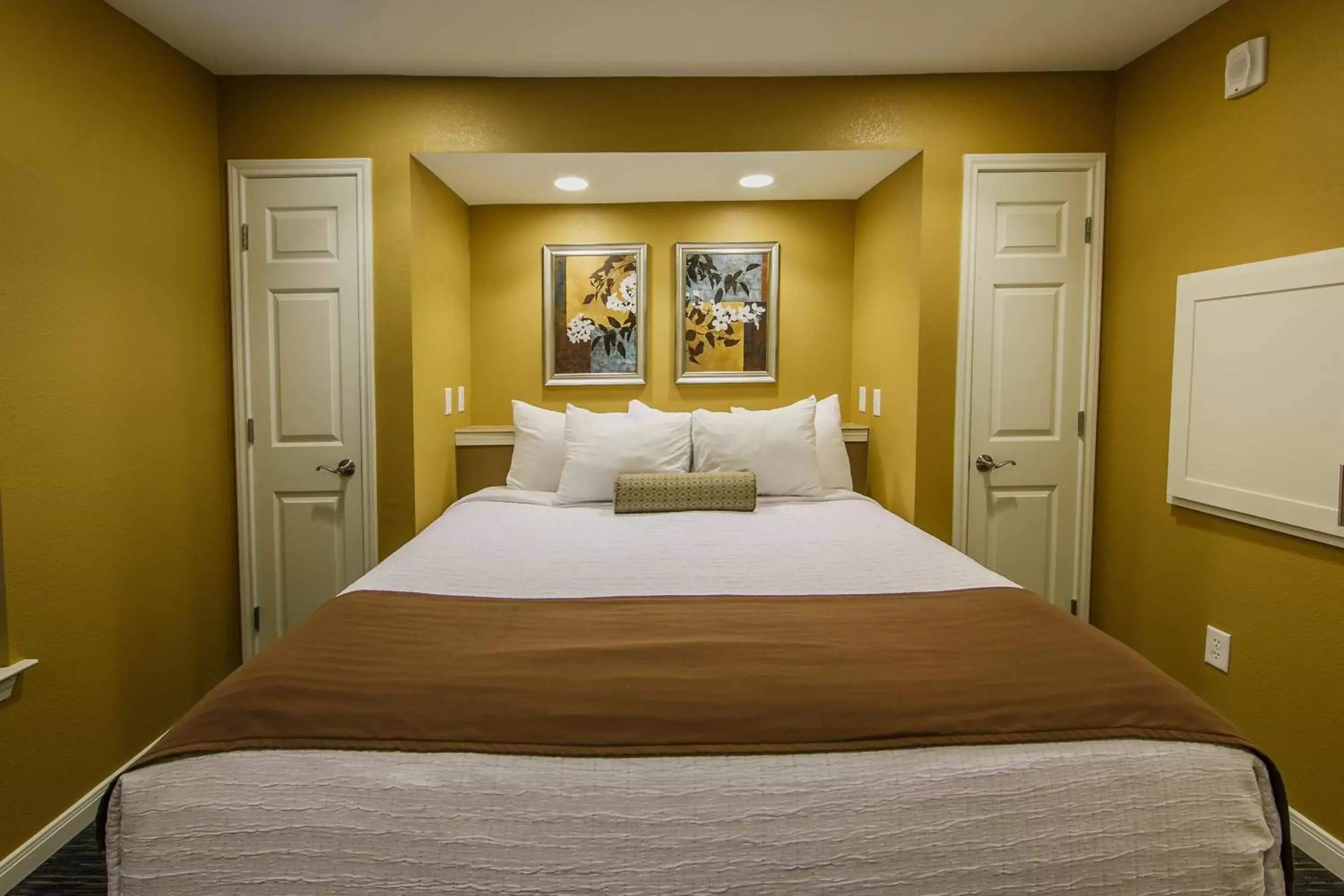 Photo of the whole room, Bed in Holiday Inn Club Vacations Hill Country Resort at Canyon Lake