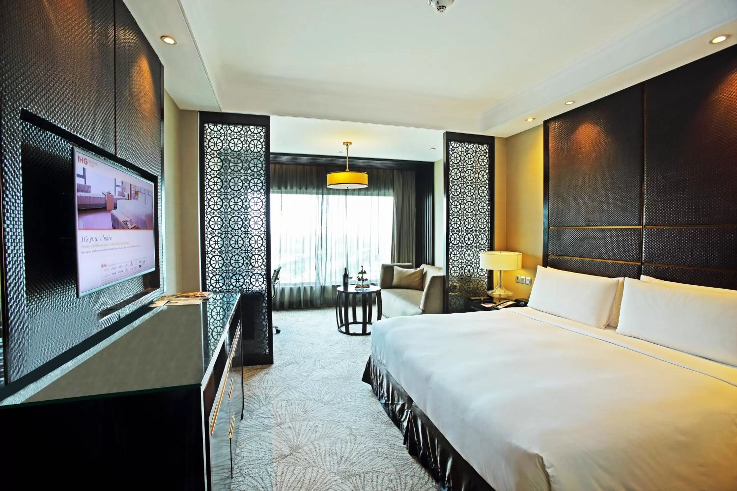 Photo of the whole room, Bed in Crowne Plaza New Delhi Mayur Vihar Noida by IHG