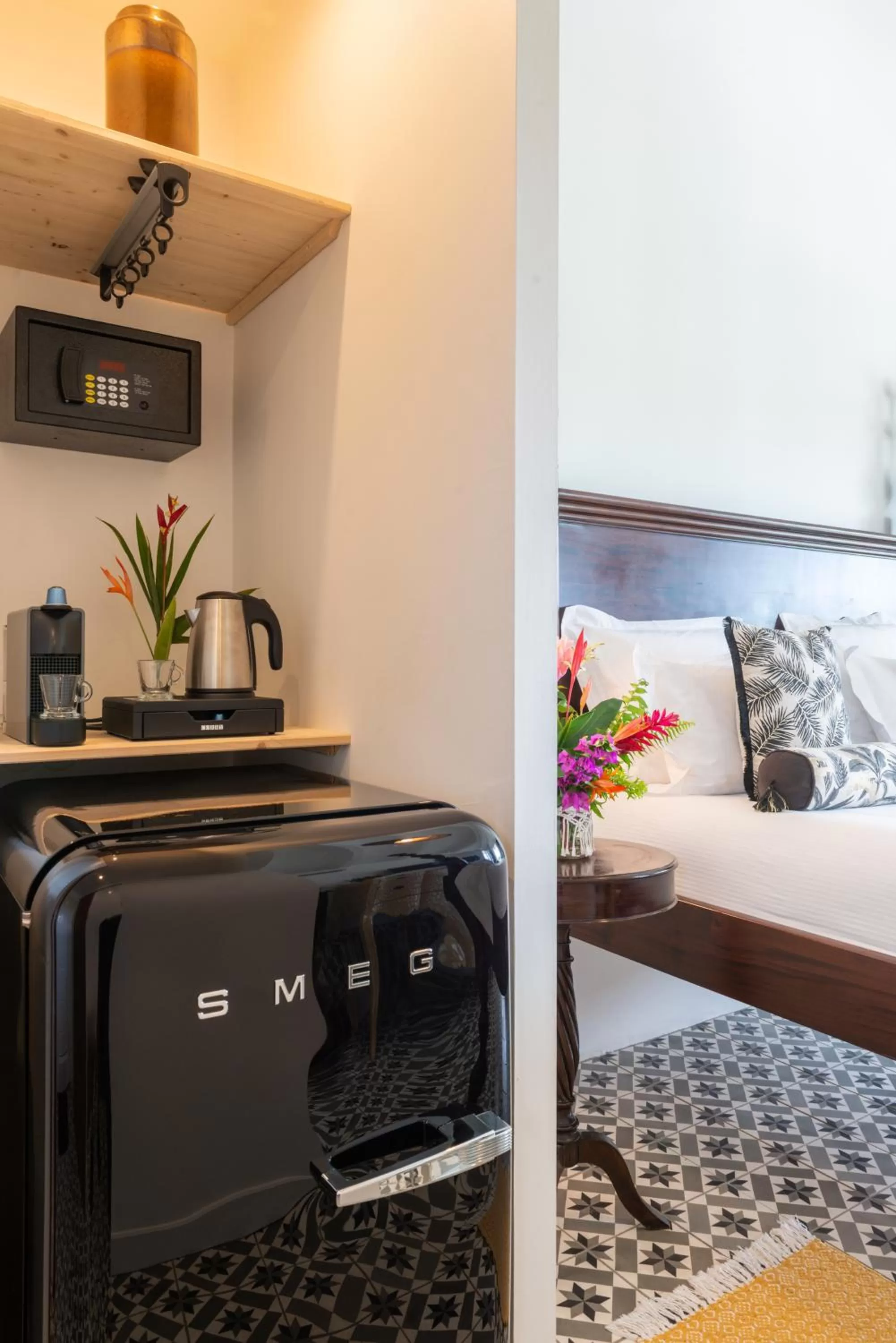 Kitchen or kitchenette, Bed in Habitation Saint Charles - Hôtel de Charme & Spa