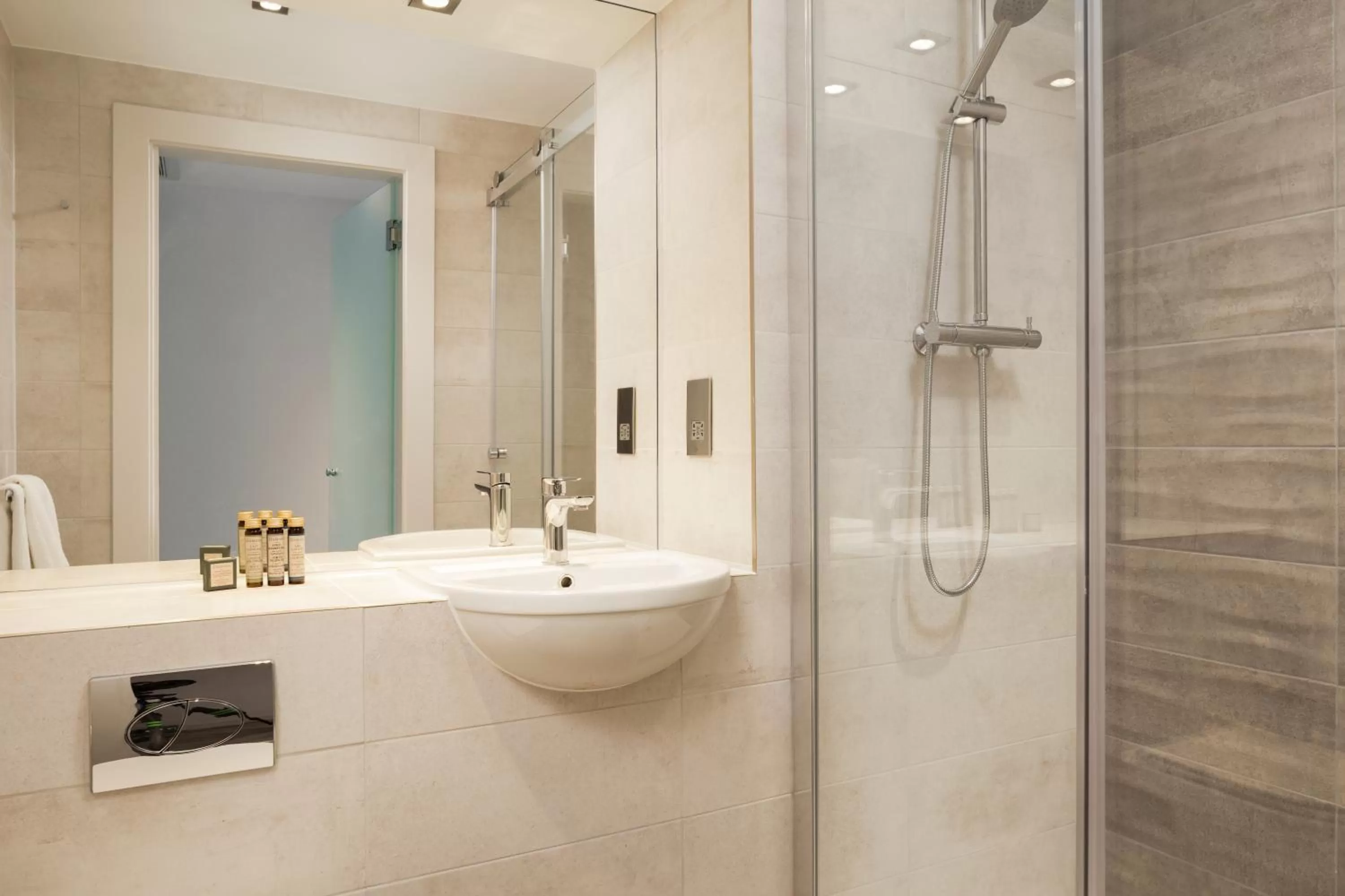 Bathroom in Roomzzz London Stratford