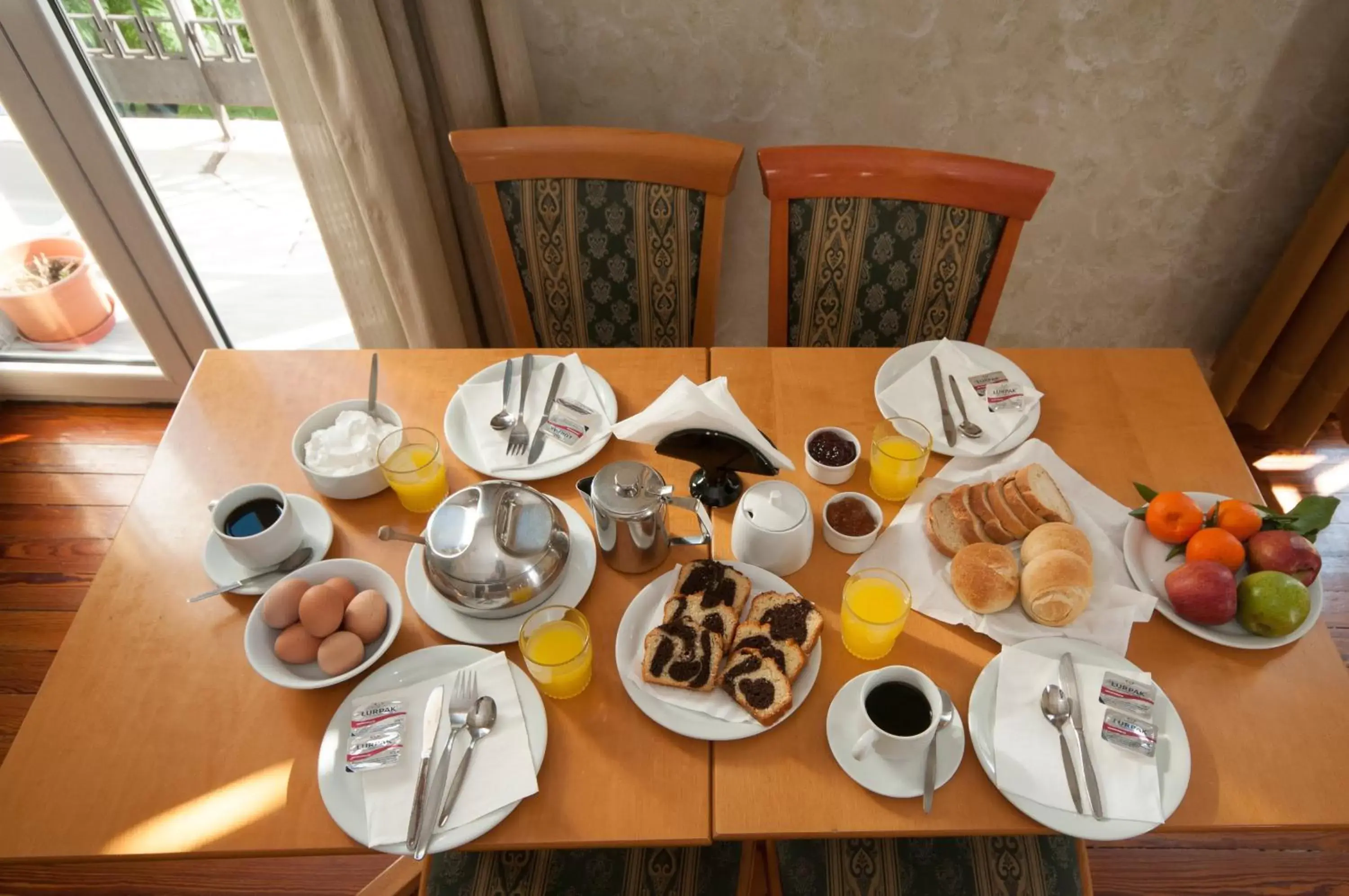 Breakfast in Cecil Hotel