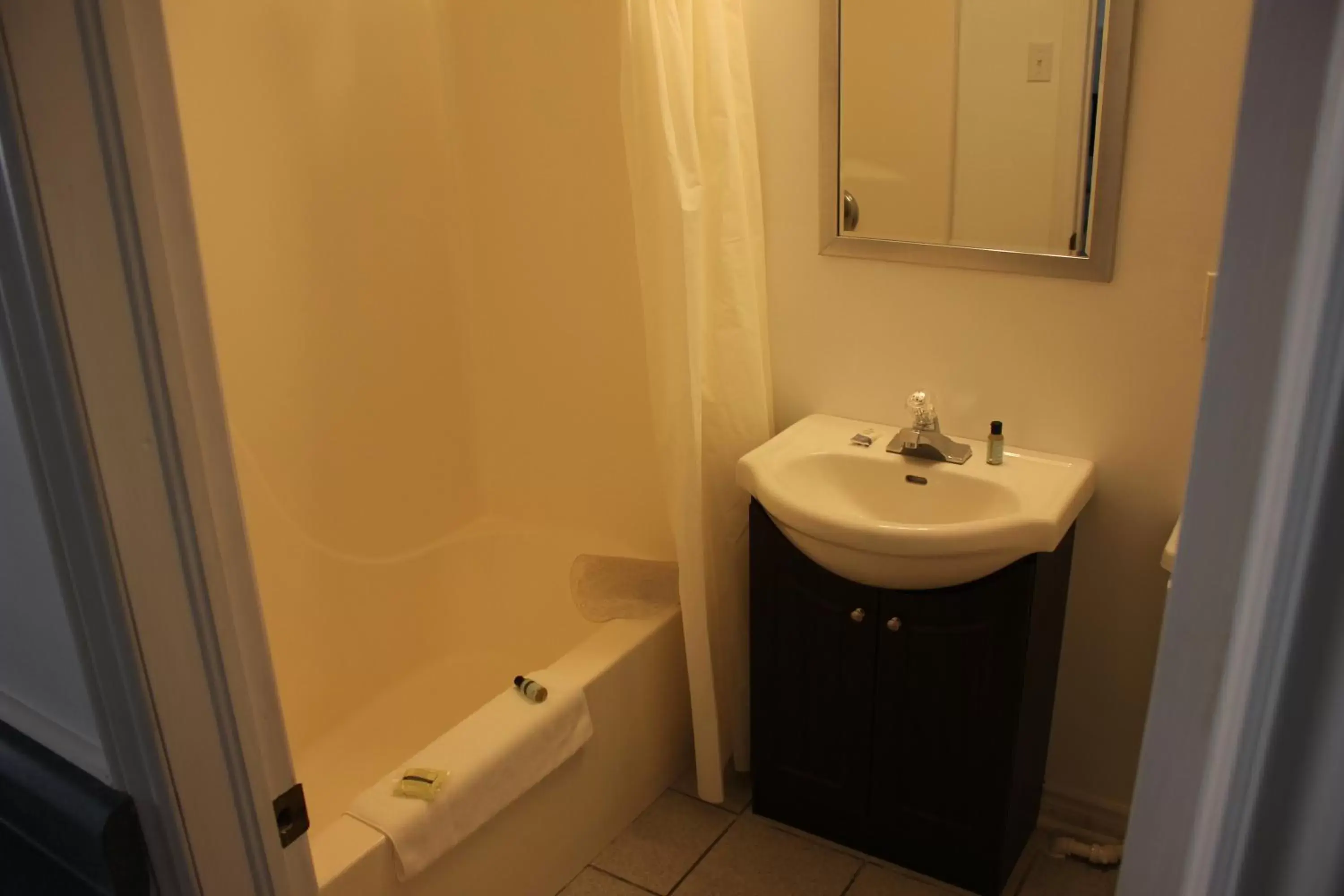 Bathroom in Stonehouse Motel and Restaurant