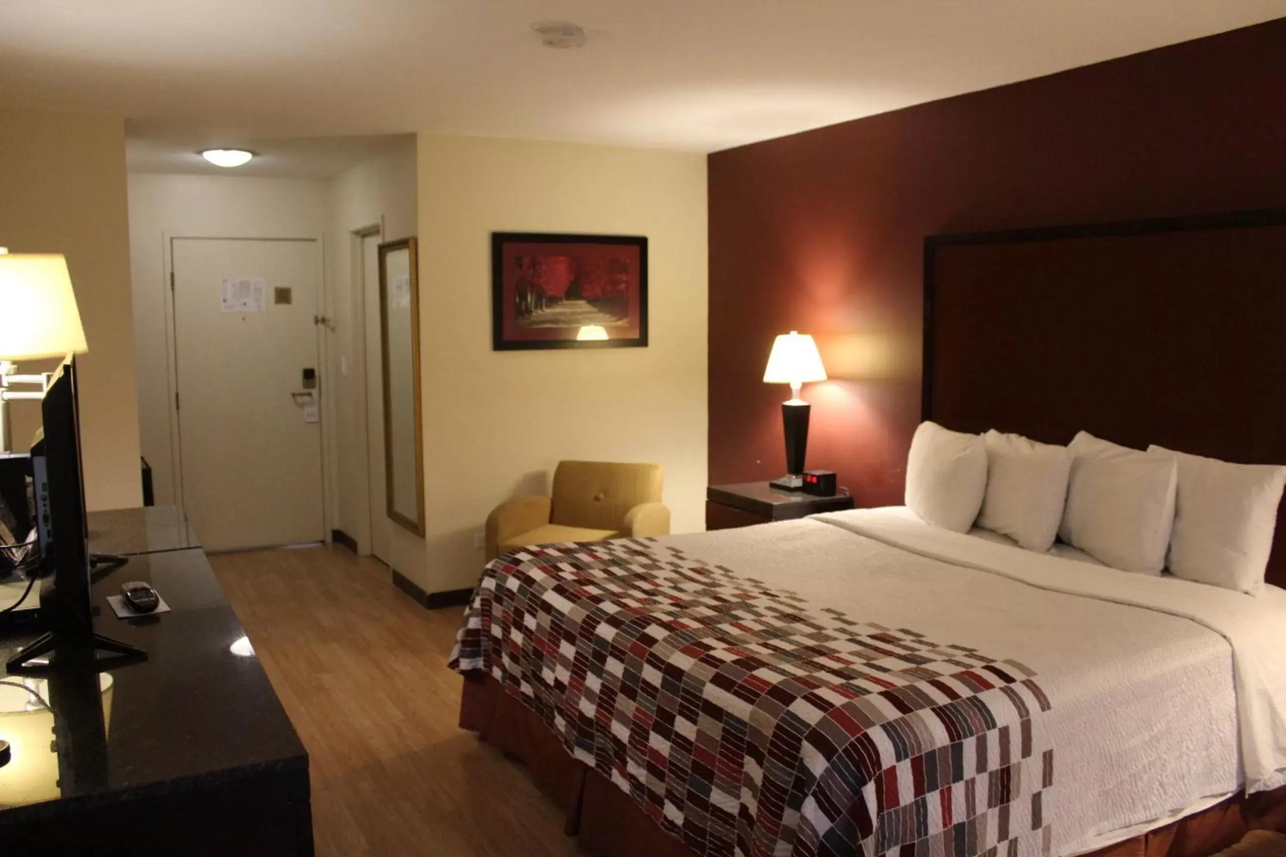 Bedroom, Bed in Red Roof Inn Gurnee - Waukegan