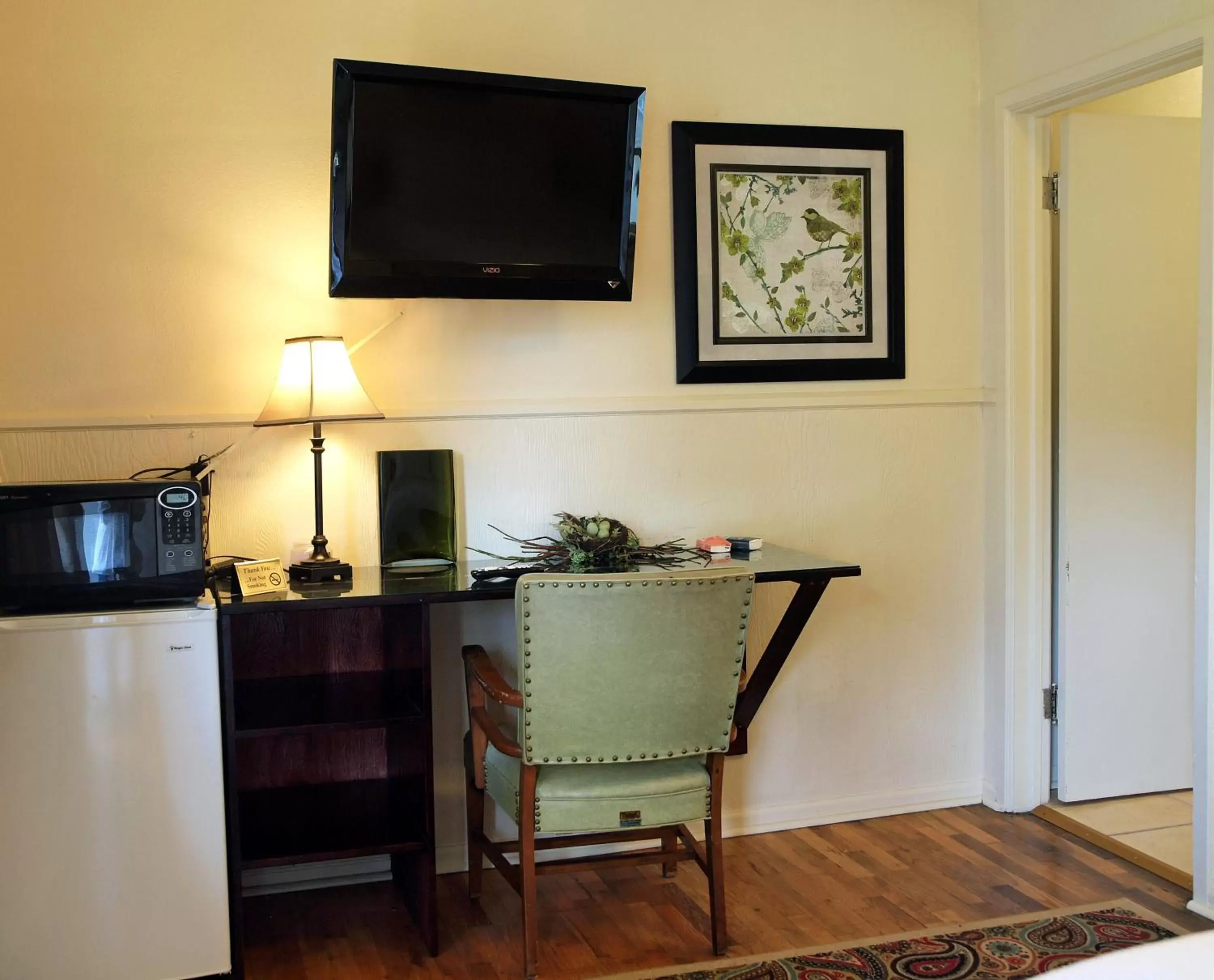 Seating area, TV/Entertainment Center in The Crest Motel