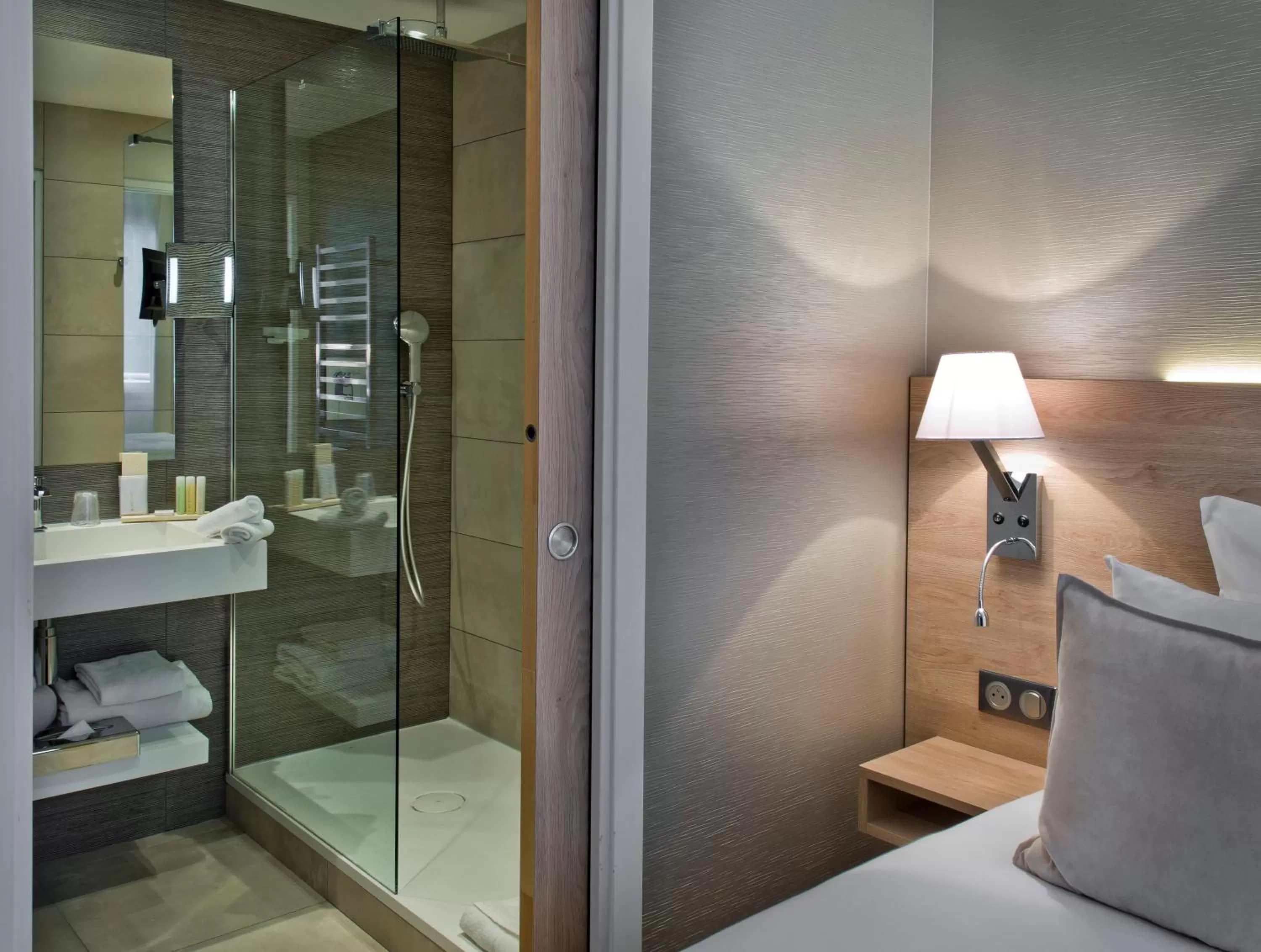 Bathroom, Bed in Golden Tulip Sophia Antipolis - Hotel & Spa