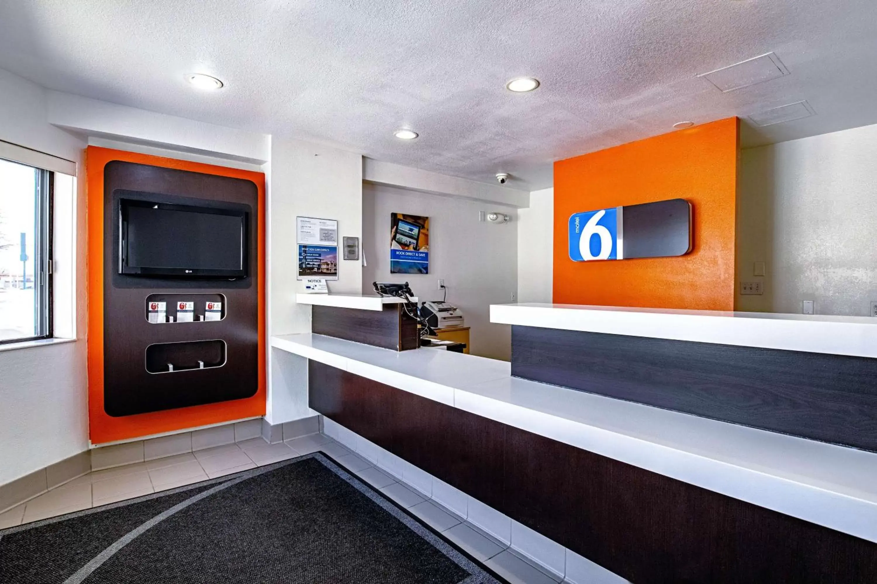 Communal lounge/ TV room, Lobby/Reception in Motel 6-Palatine, IL - Chicago Northwest