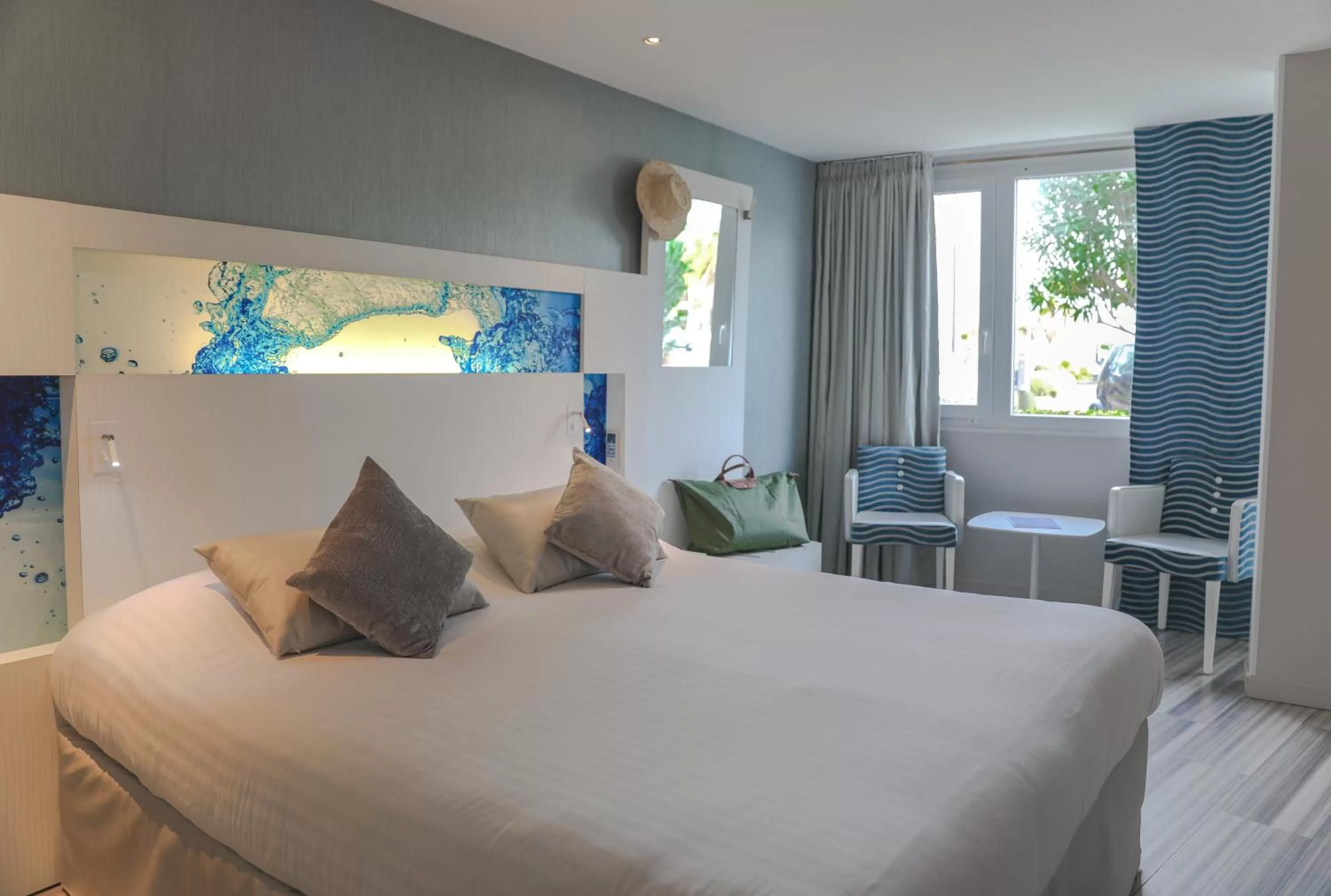 Garden view, Bed in Hôtel Josse