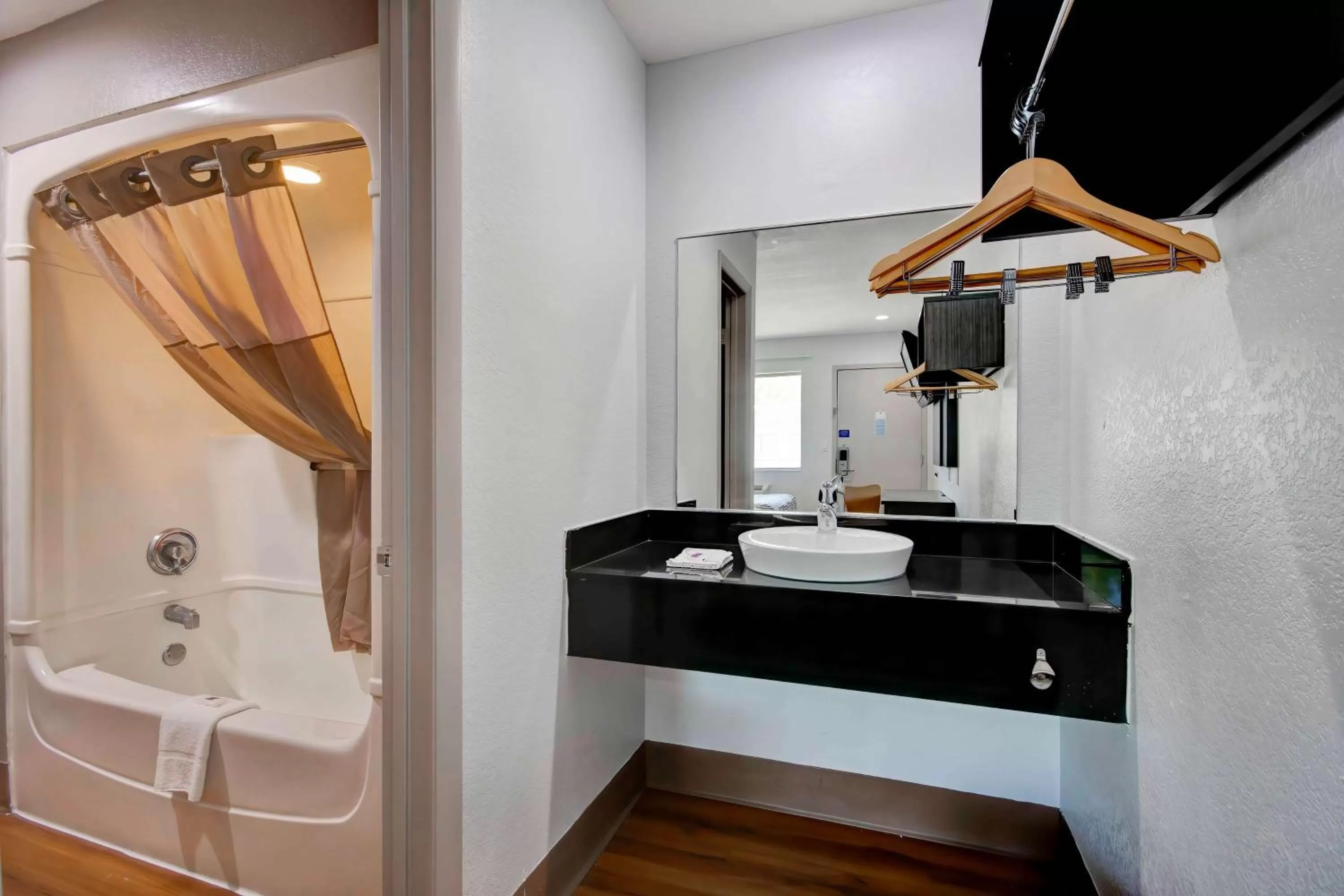 Bathroom in Motel 6-Port Allen, LA - Baton Rouge