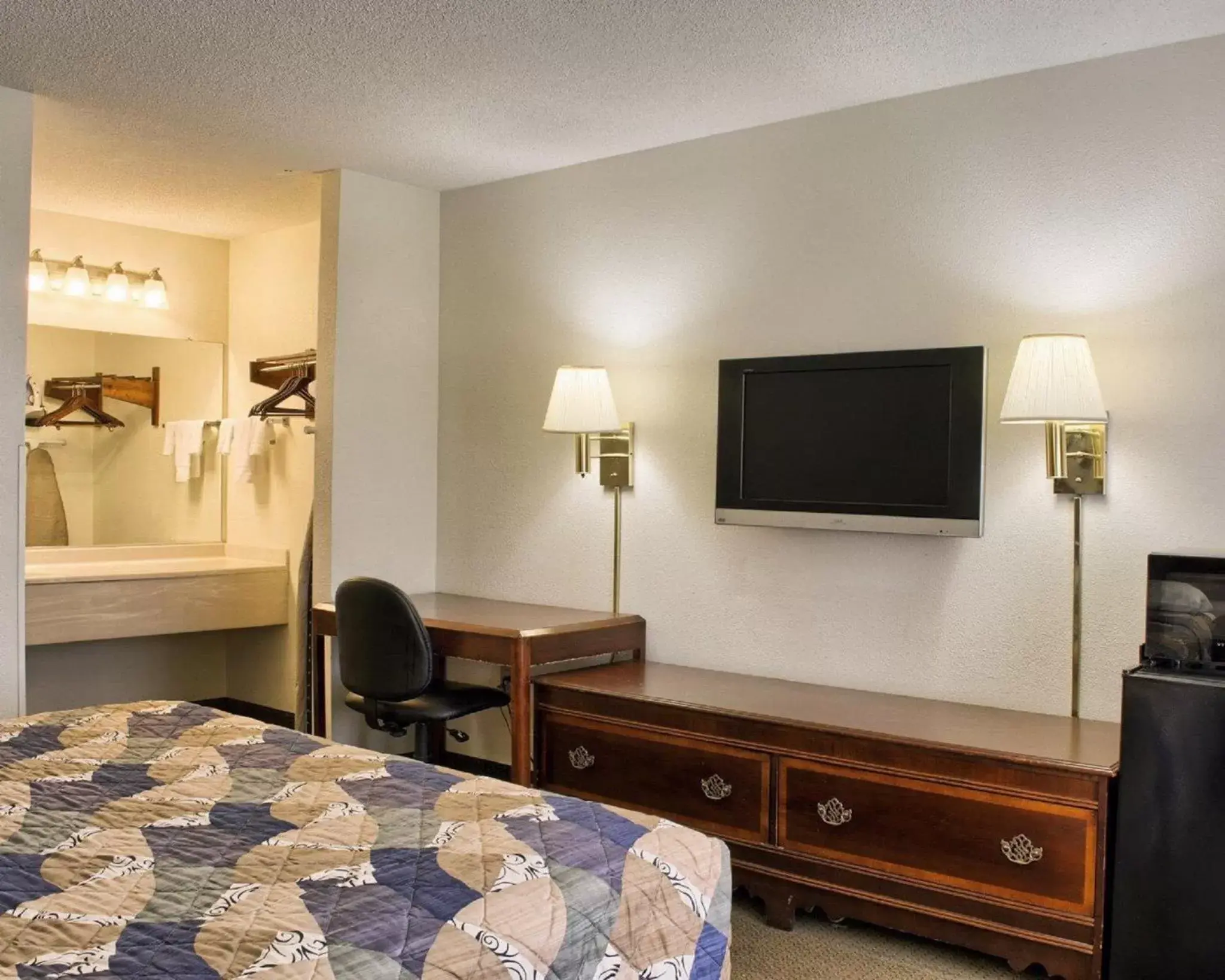 TV and multimedia, TV/Entertainment Center in Rodeway Inn Richmond