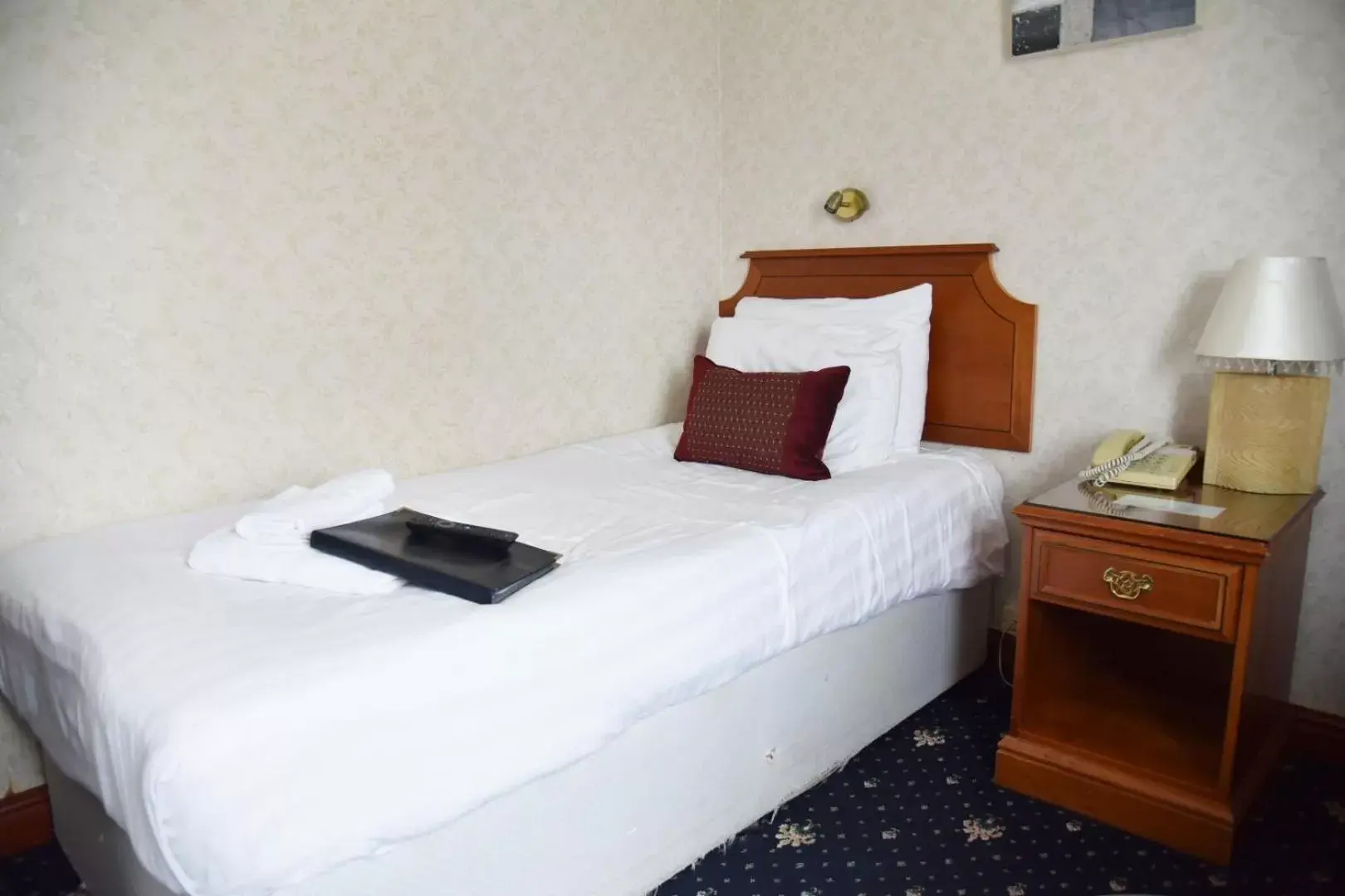 Property building, Bed in Crystal Hotel & Savour