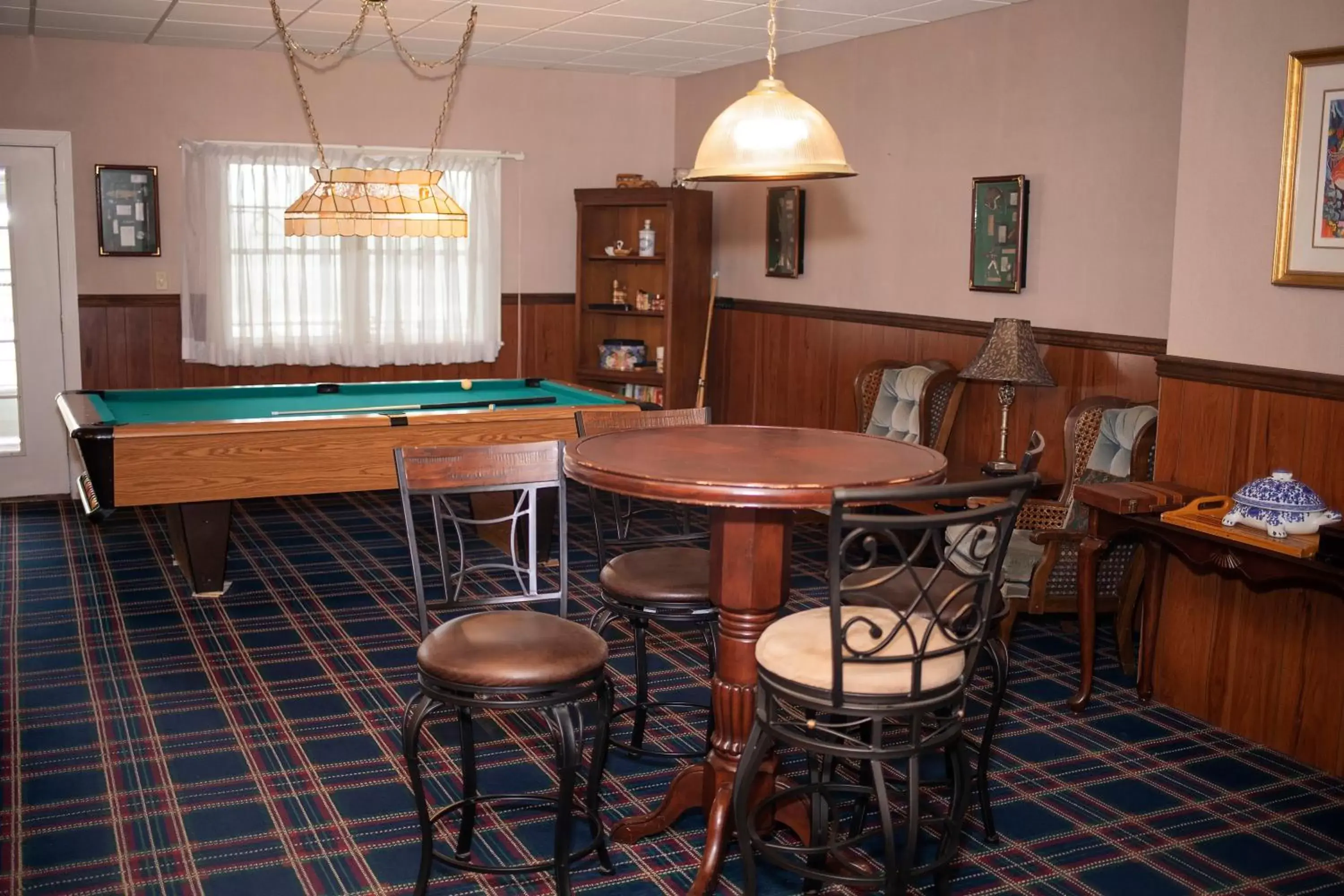 Game Room, Lounge/Bar in Longhouse Manor B&B