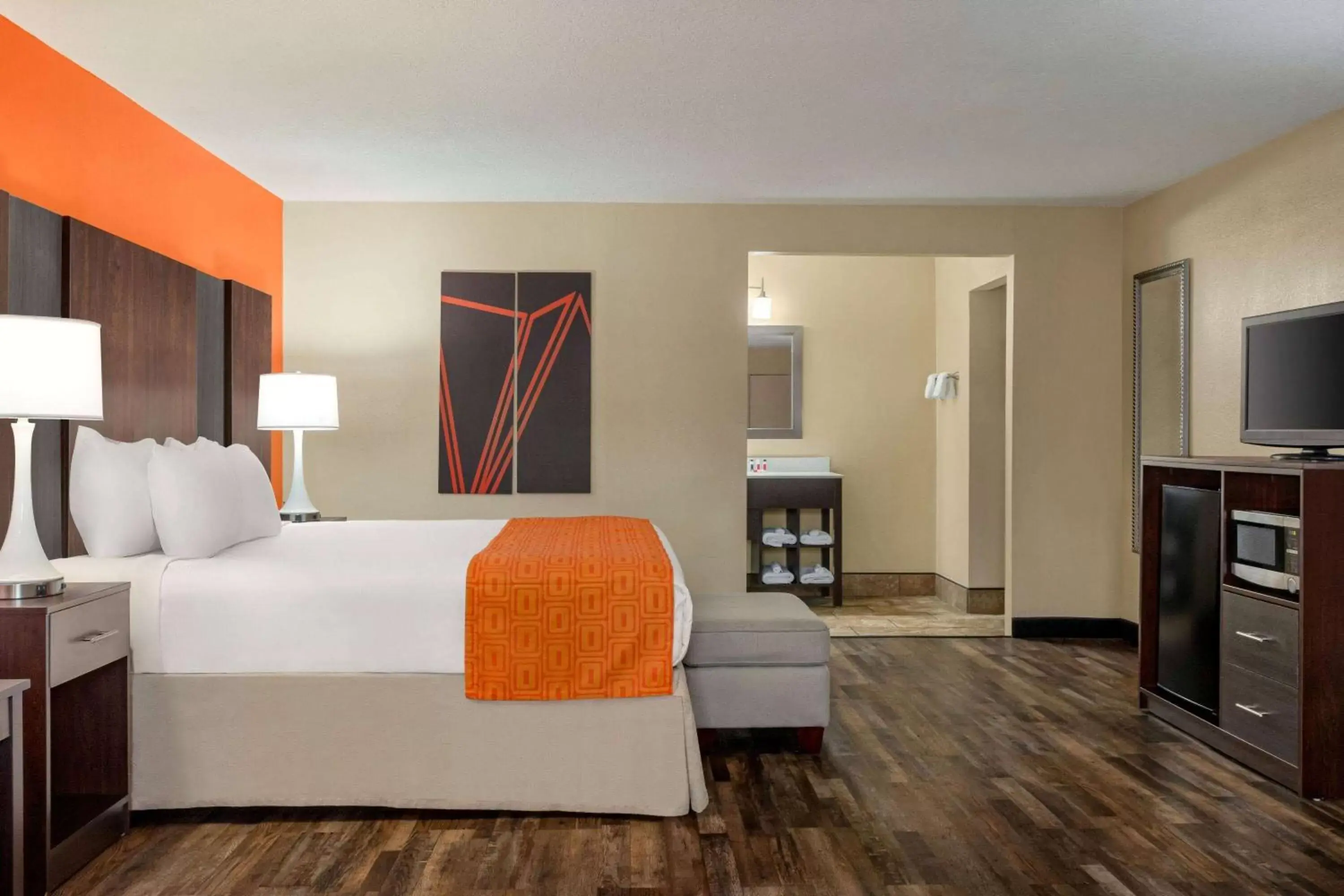 Bed in Howard Johnson by Wyndham Pigeon Forge