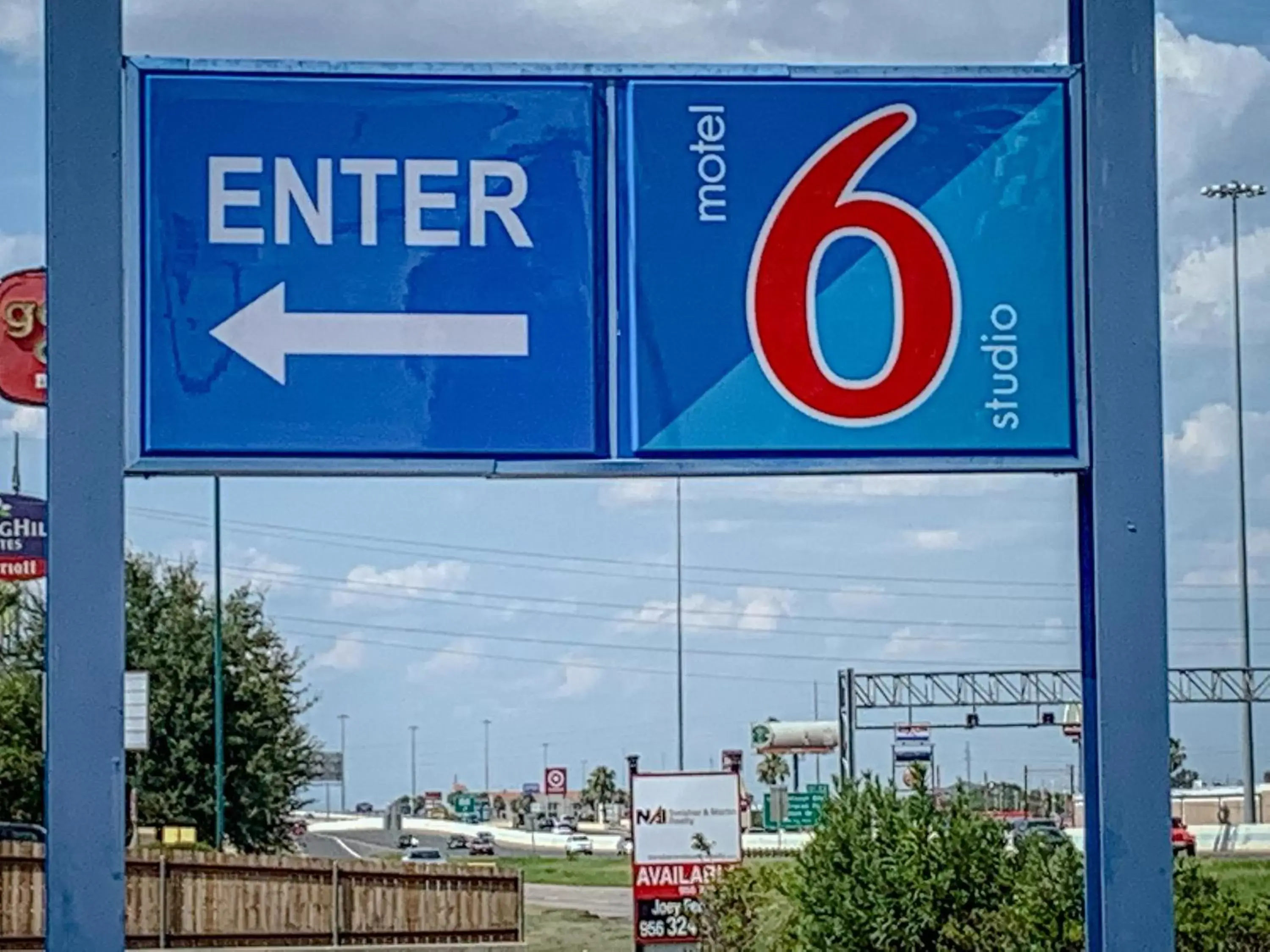 Facade/entrance in Studio 6 Laredo, Tx - North I-35 Facade/entrance in Studio 6 Laredo, Tx - North I-35