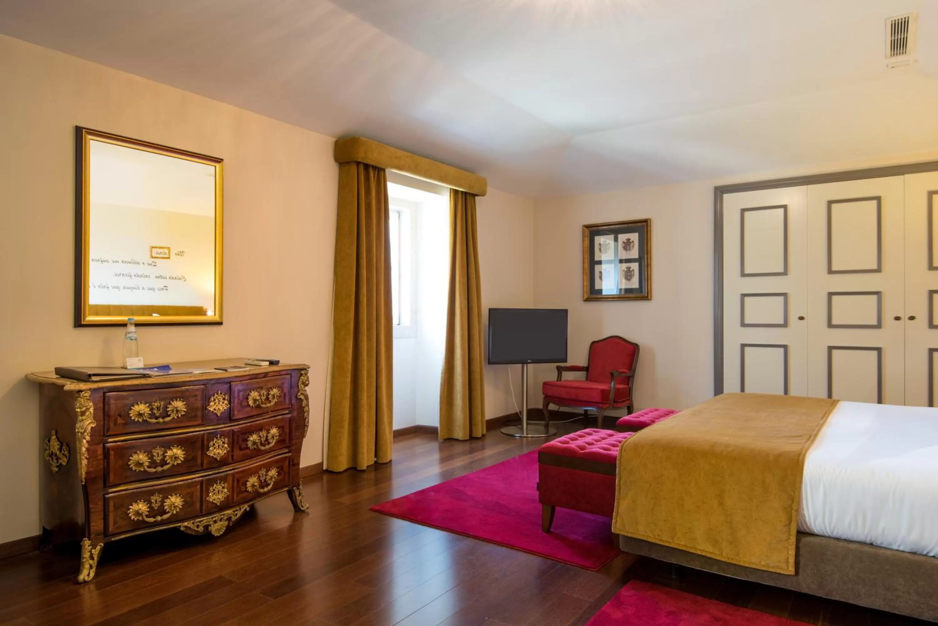 Bedroom, Bed in Vila Gale Collection Palácio dos Arcos