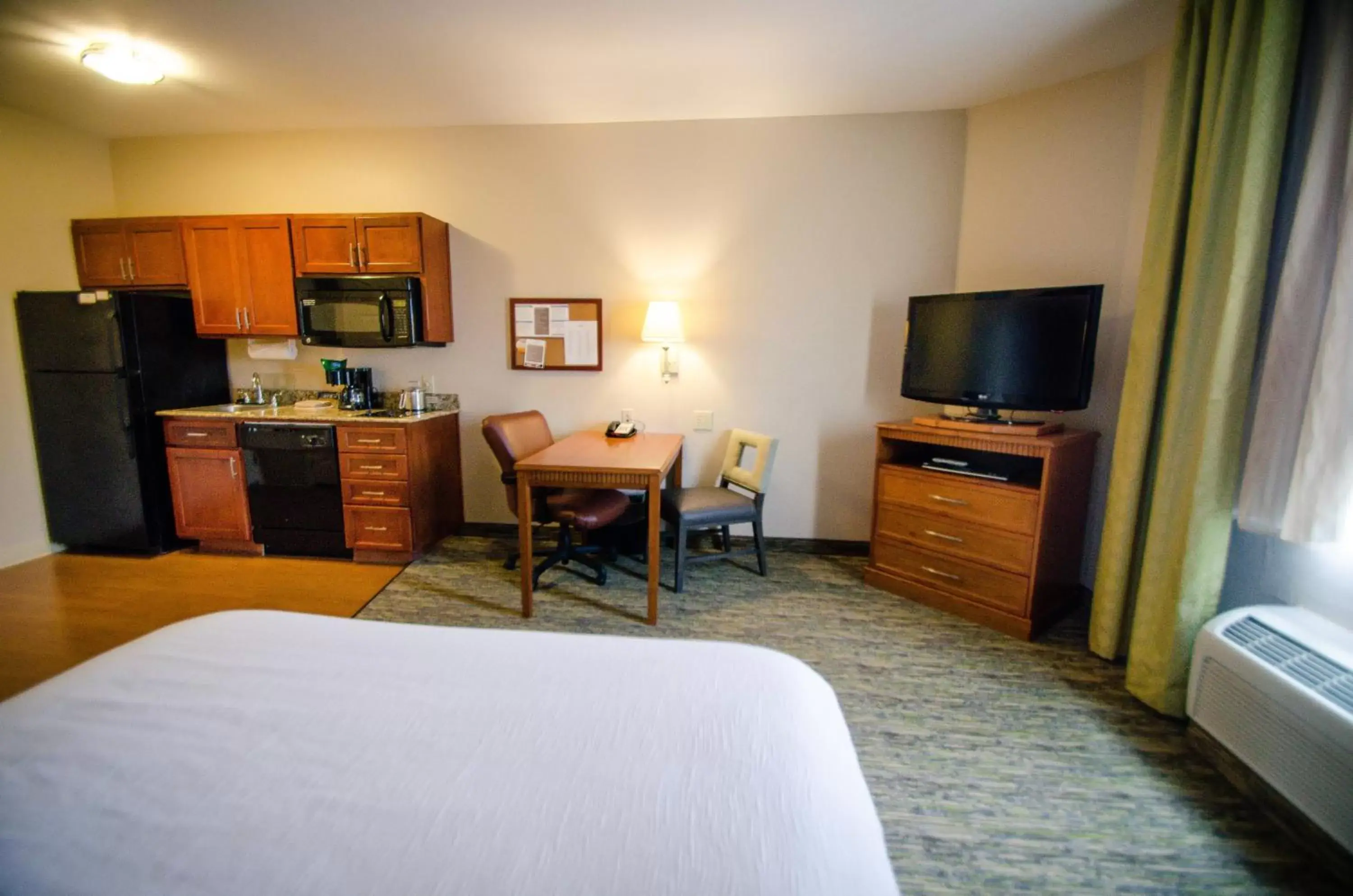 Photo of the whole room, TV/Entertainment Center in Candlewood Suites Temple, an IHG Hotel