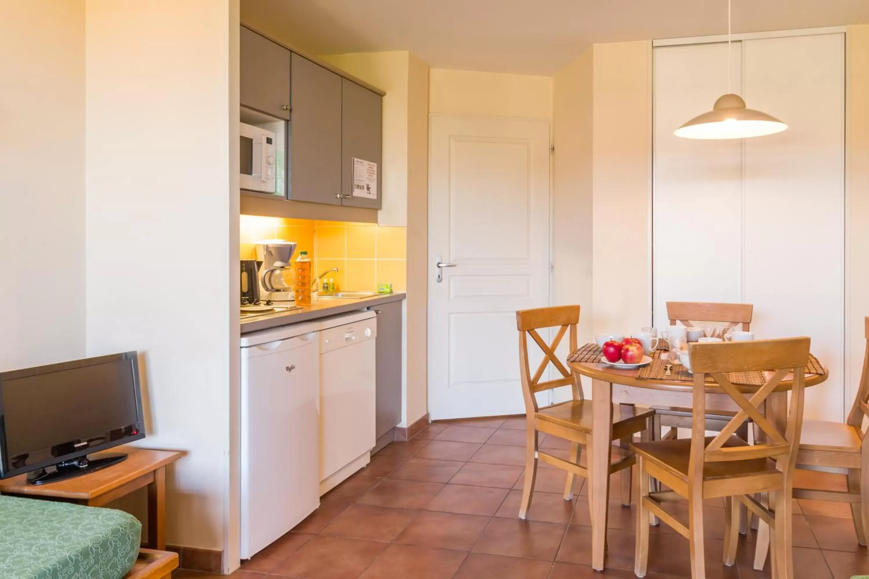 Kitchen or kitchenette, Dining Area in Résidence Pierre & Vacances Les Rives de la Seugne