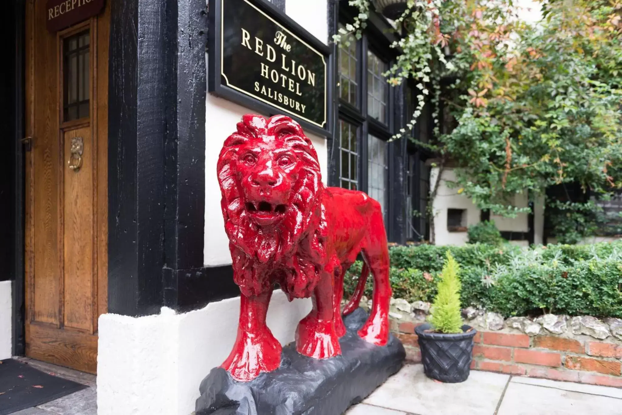 Facade/entrance in Best Western Red Lion Hotel