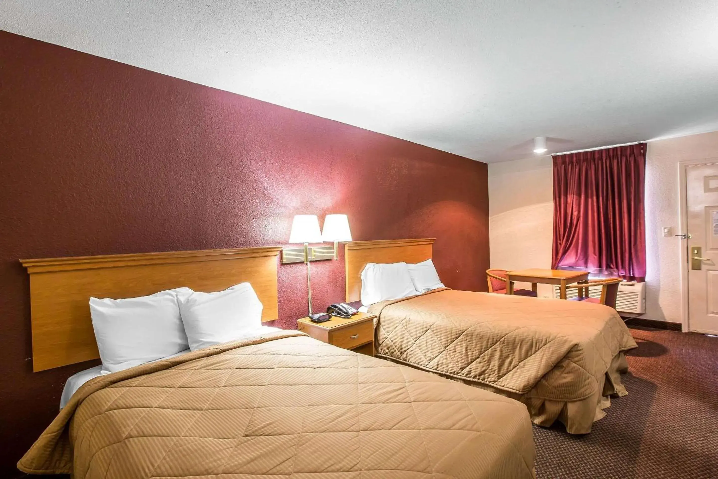 Photo of the whole room, Bed in Rodeway Inn Expo Center