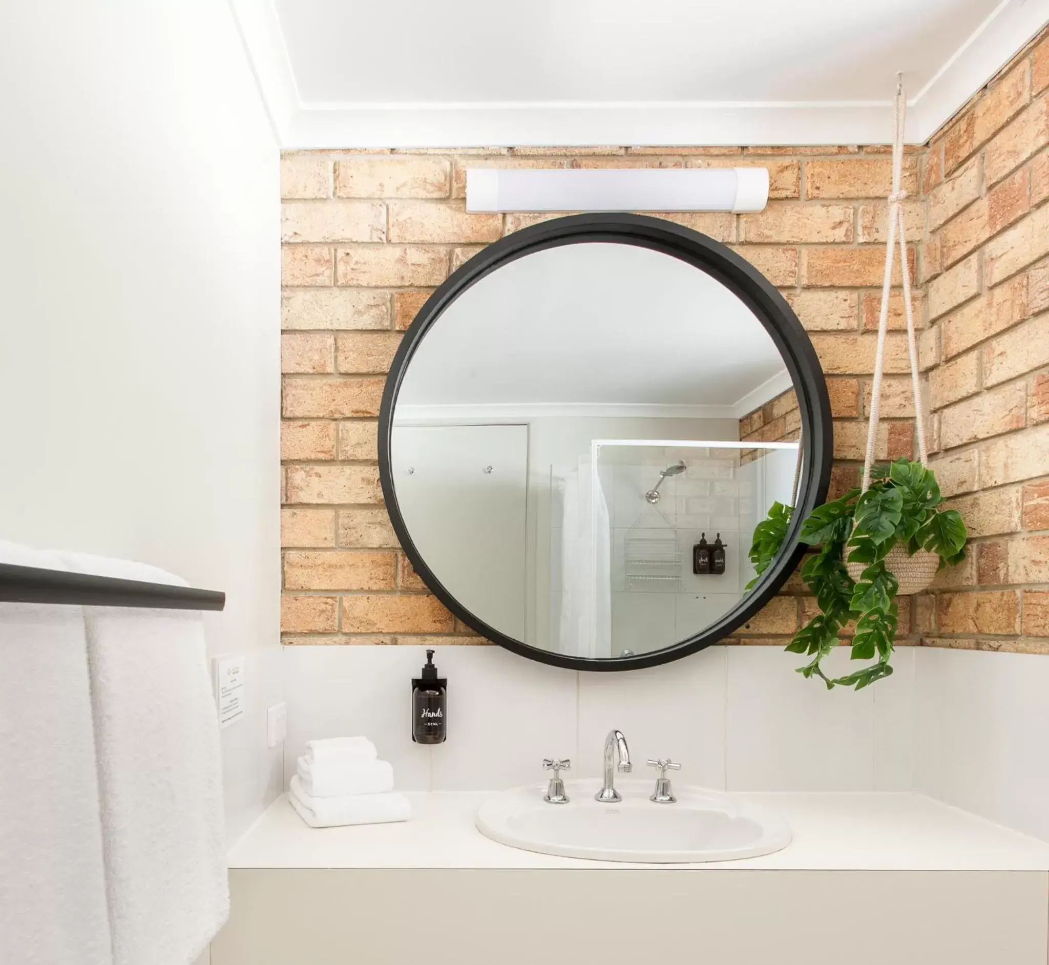 Shower, Bathroom in Sunshine Coast Motor Lodge