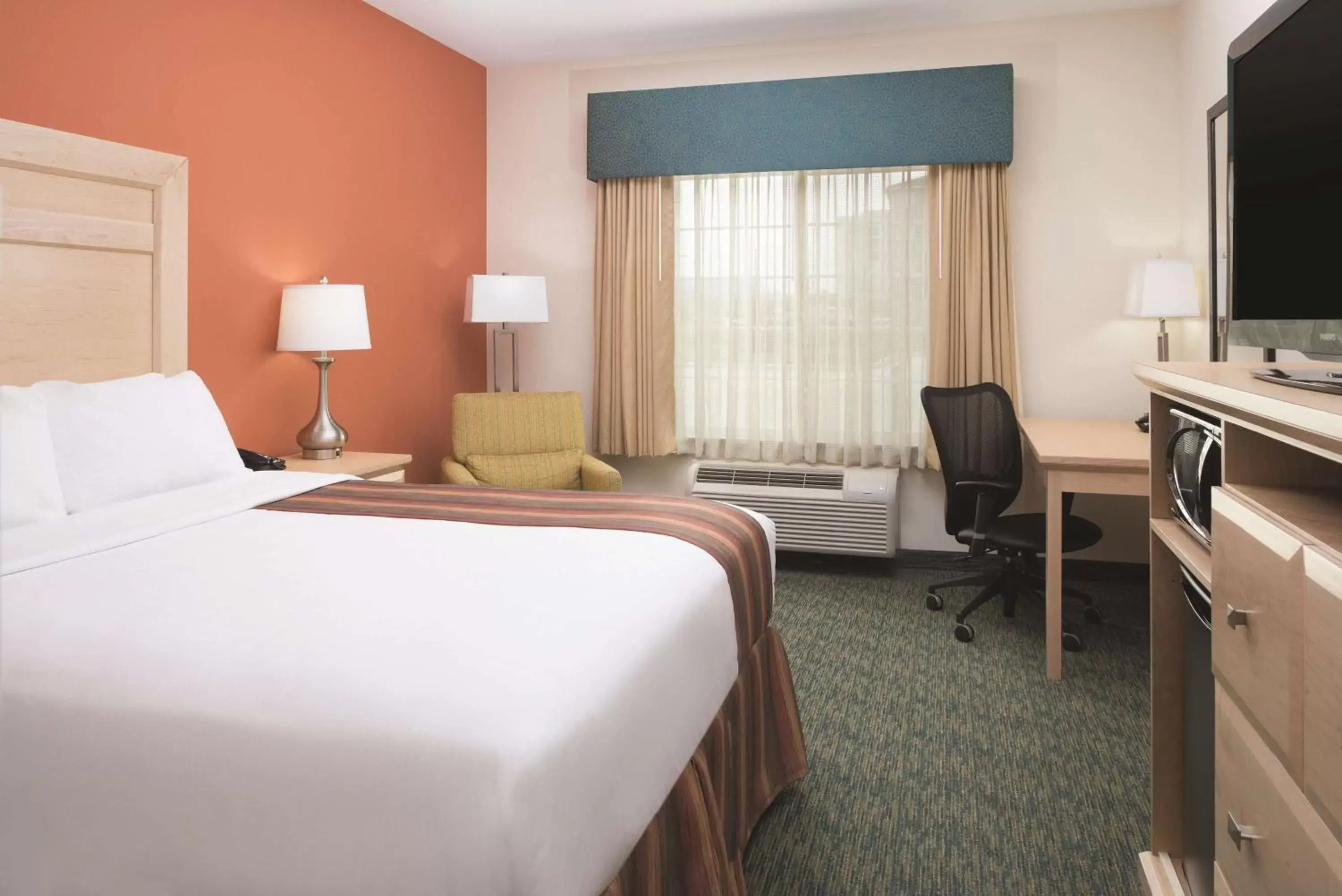 Queen Room in La Quinta by Wyndham Grand Forks