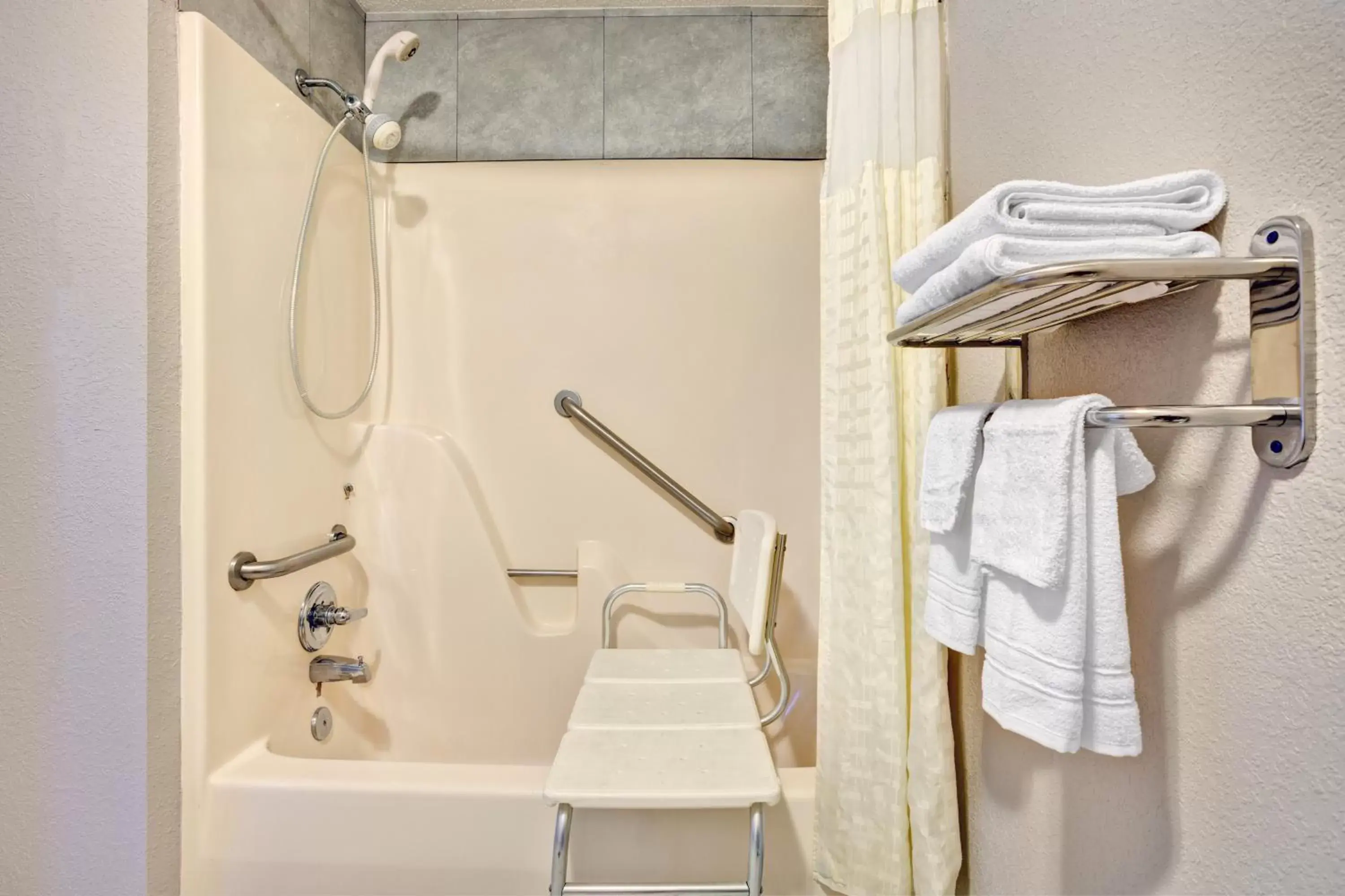 King Room - Disability Access/Non-Smoking in Days Inn by Wyndham Hernando King Room - Disability Access/Non-Smoking in Days Inn by Wyndham Hernando