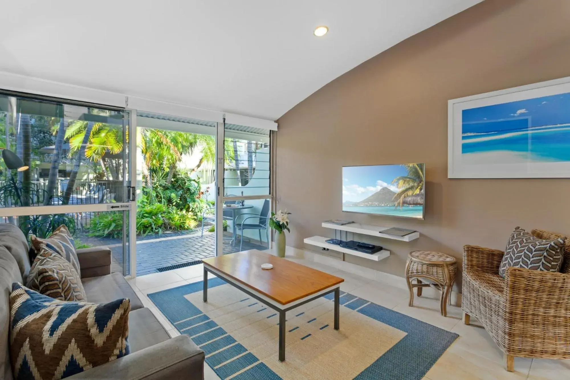 Living room, Seating Area in Caribbean Noosa