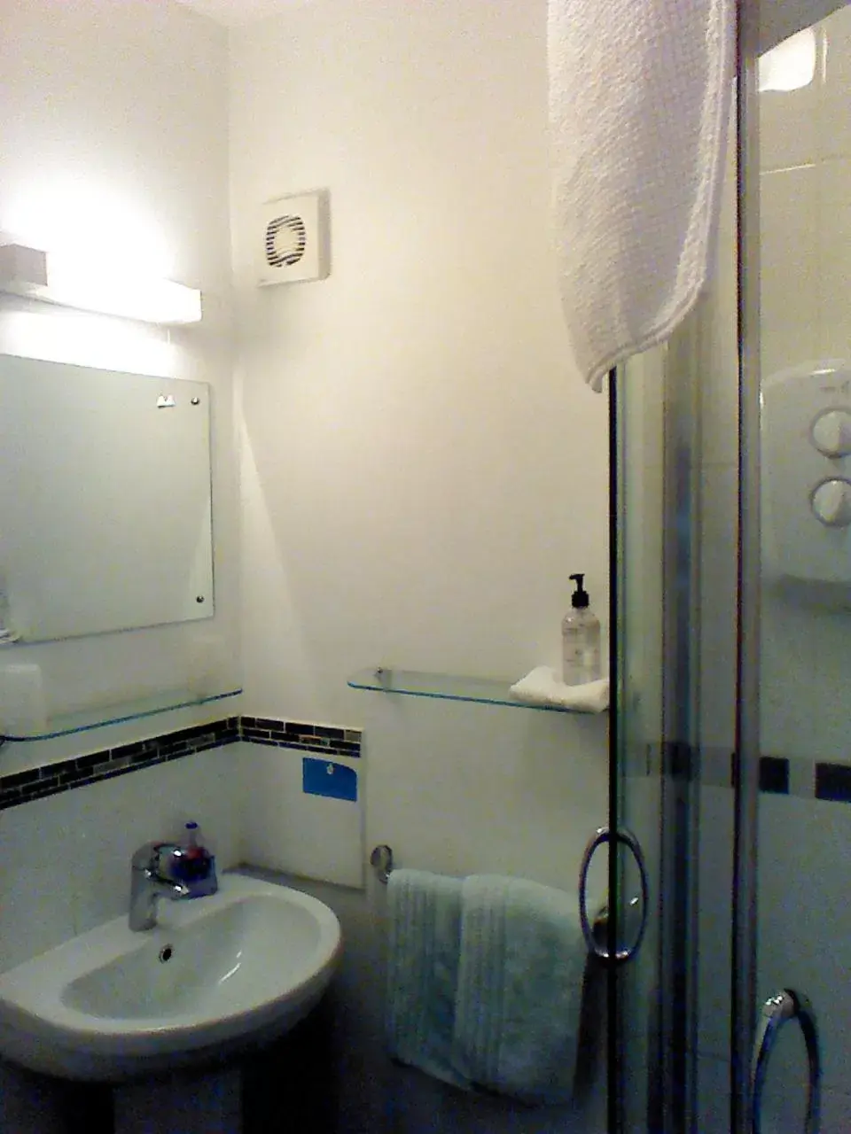 Bathroom in Mountbatten Hotel