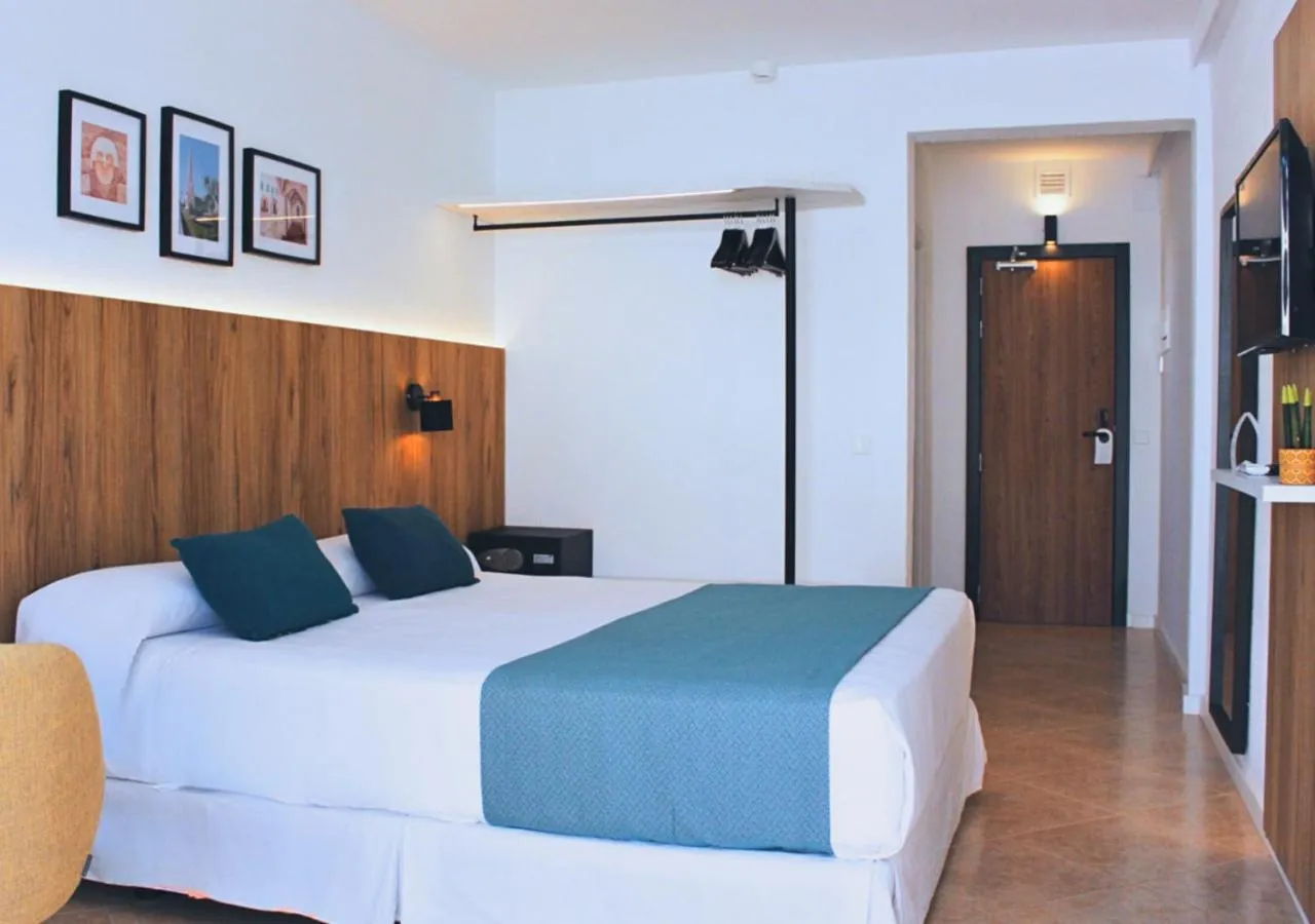 Bedroom, Bed in Alfons Hotel