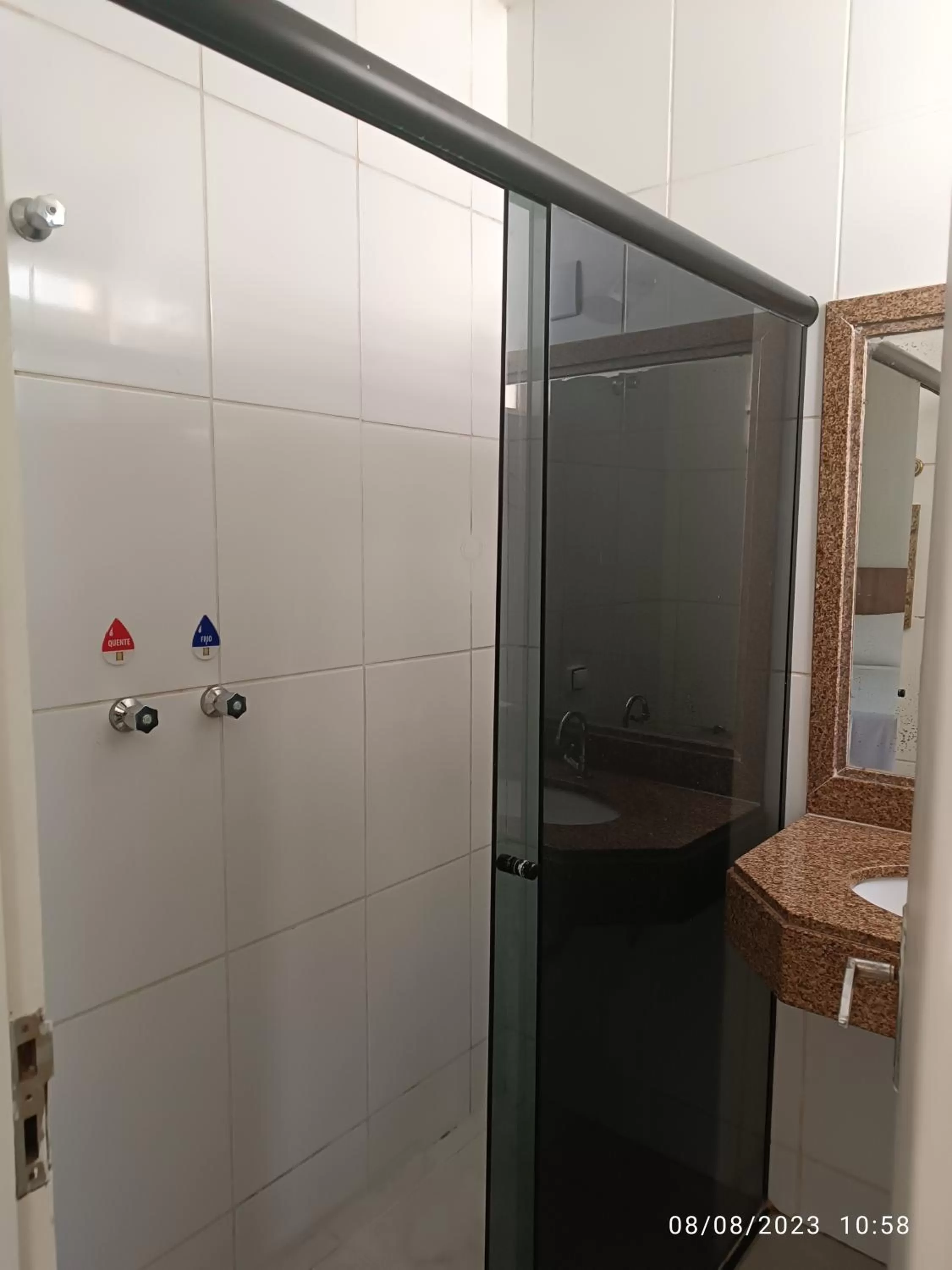 Shower in Hotel Oscar Blue Montes Claros