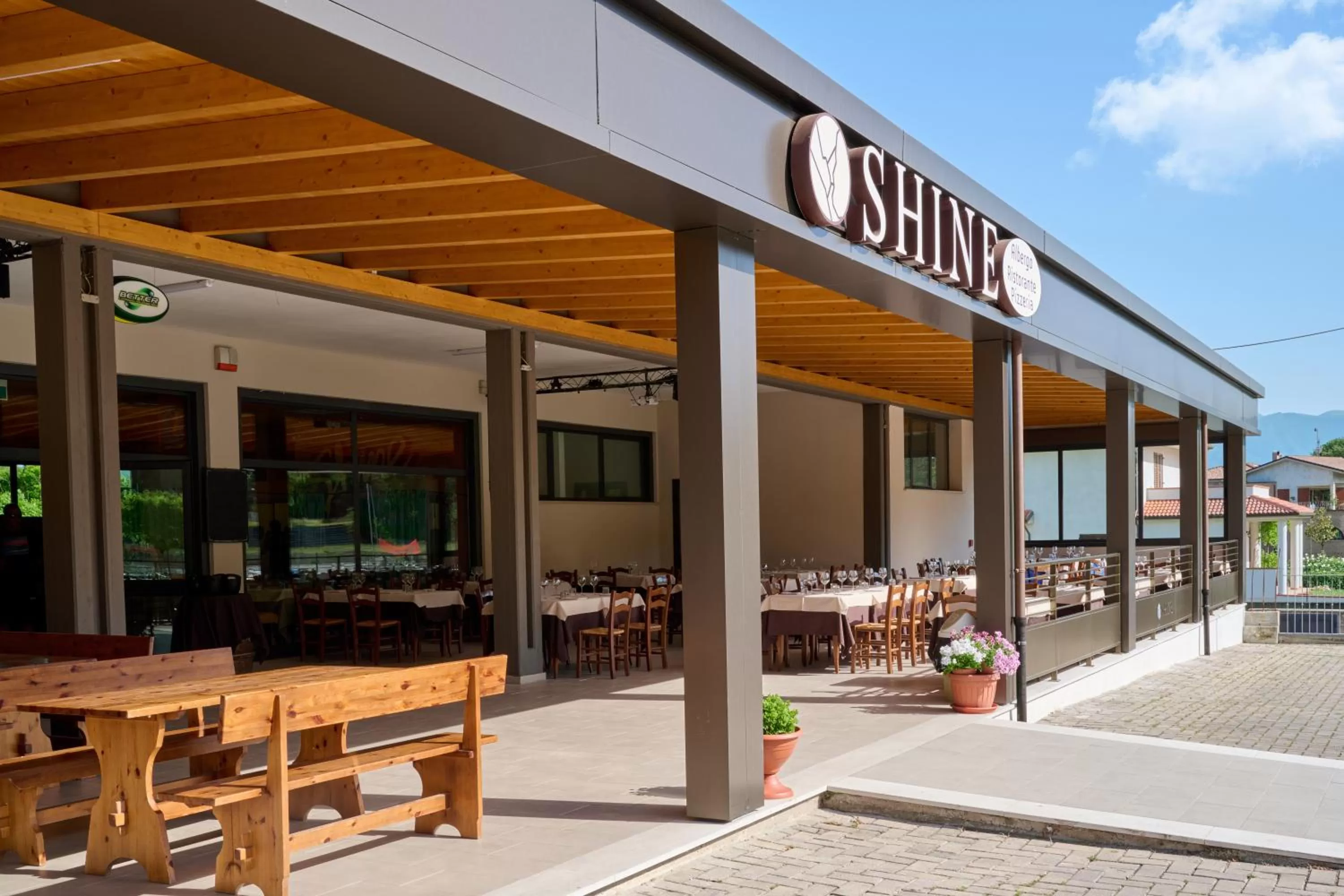 Patio in Albergo Shine