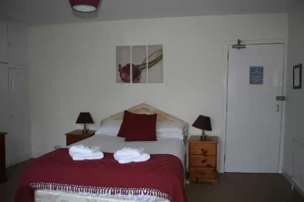 Photo of the whole room, Bed in The Abbey Inn