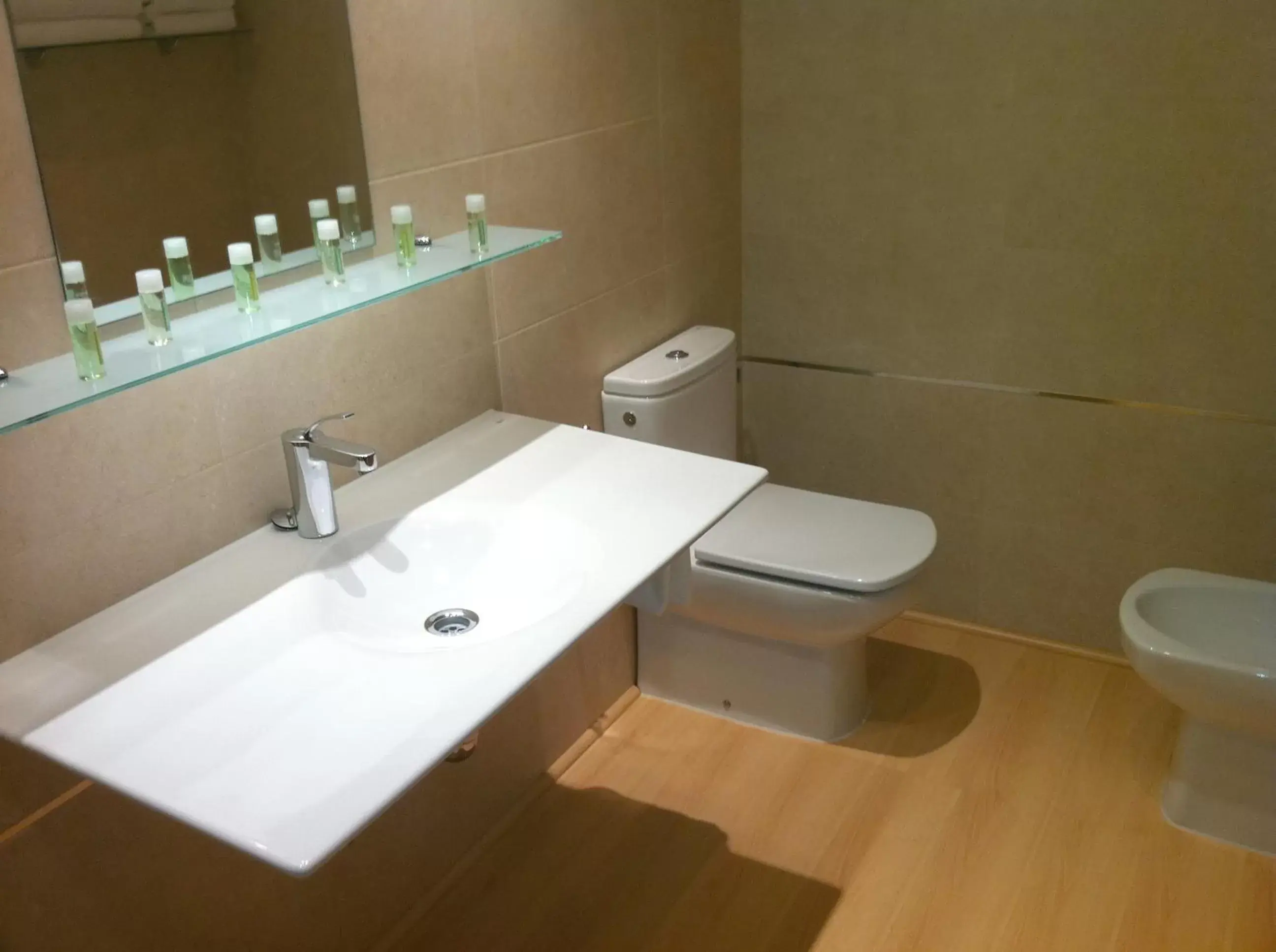 Bathroom in Hotel-Apartamentos Tartesos