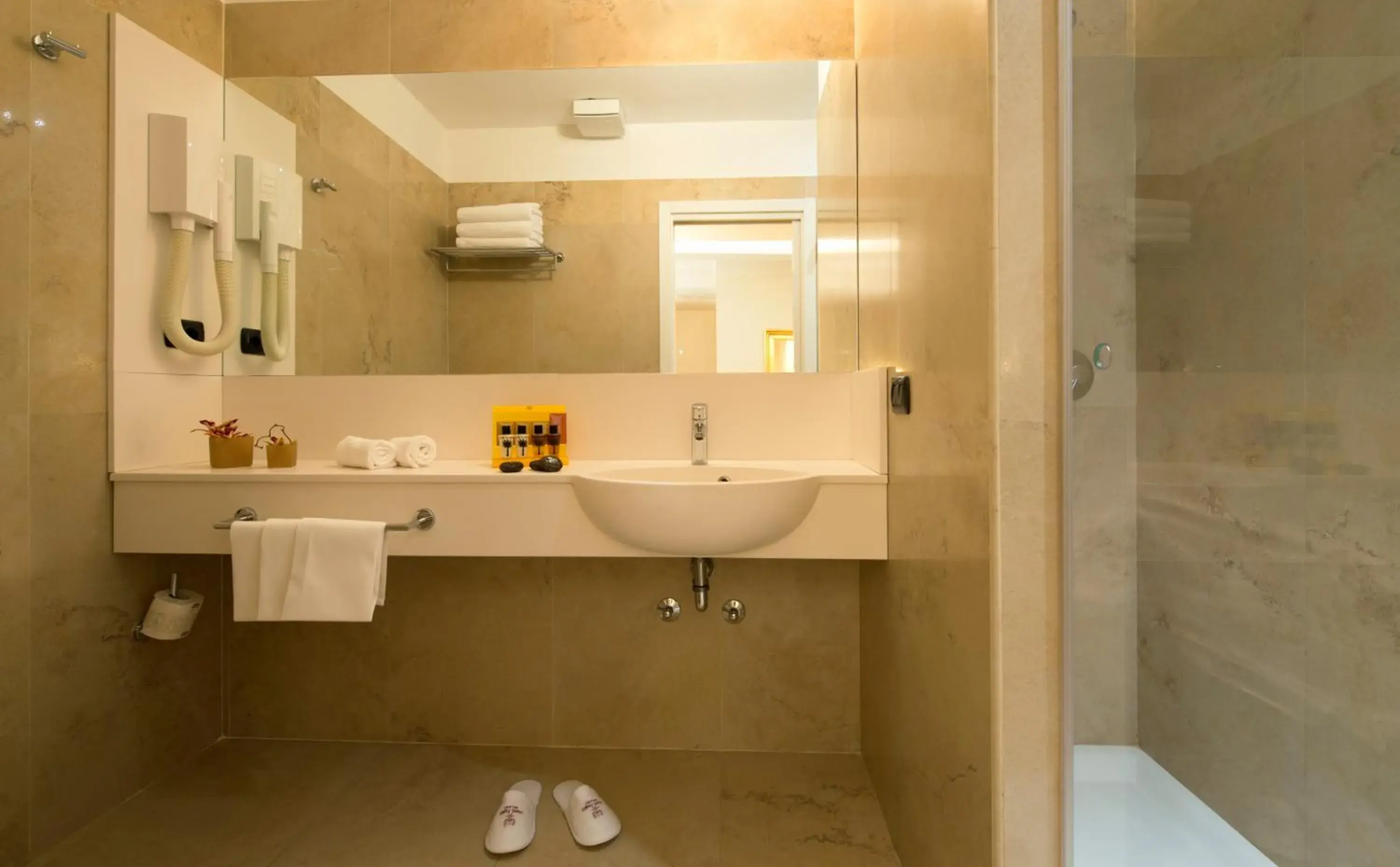 Shower, Bathroom in Hotel Fenice