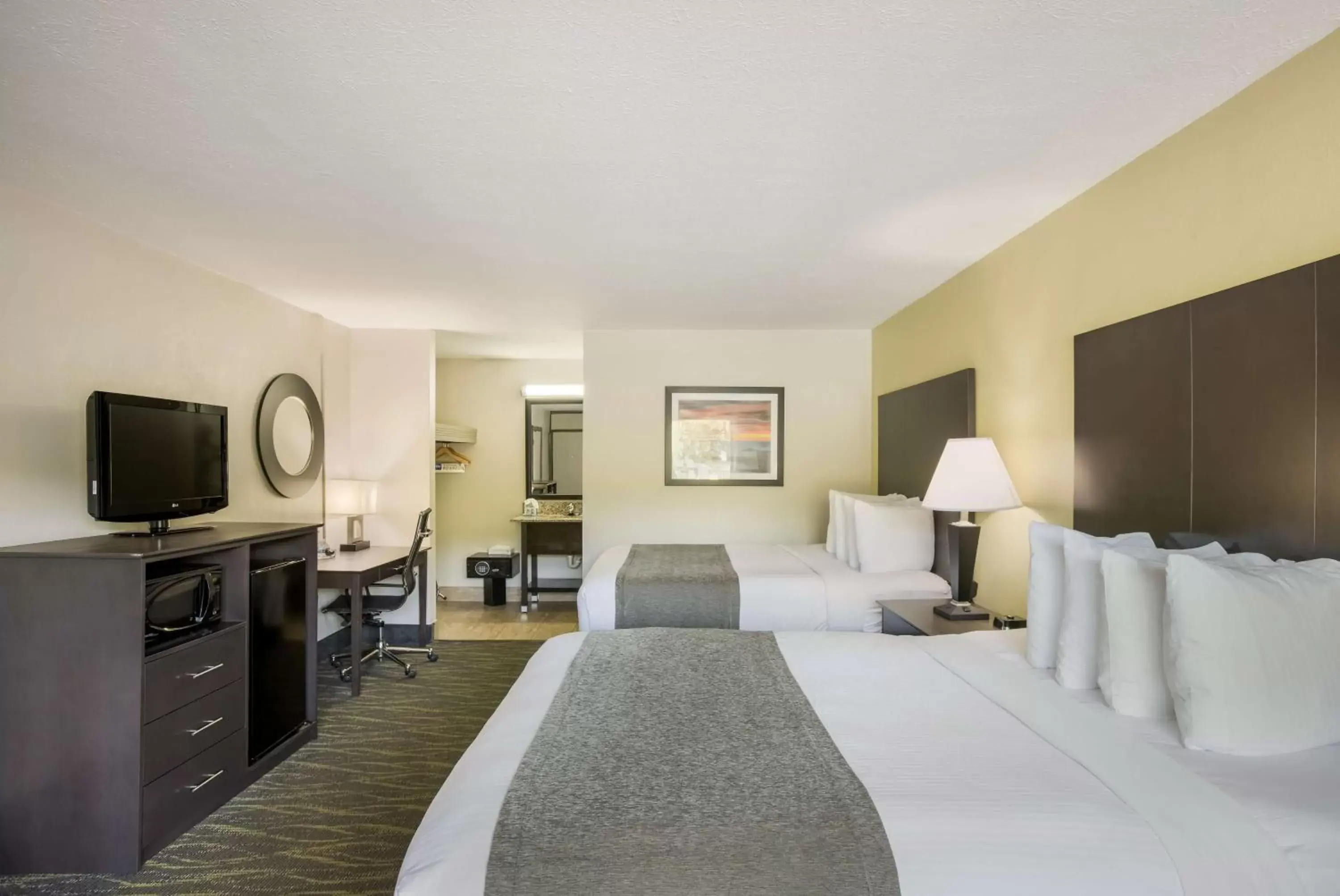 Bedroom, TV/Entertainment Center in Best Western Asheville Tunnel Road