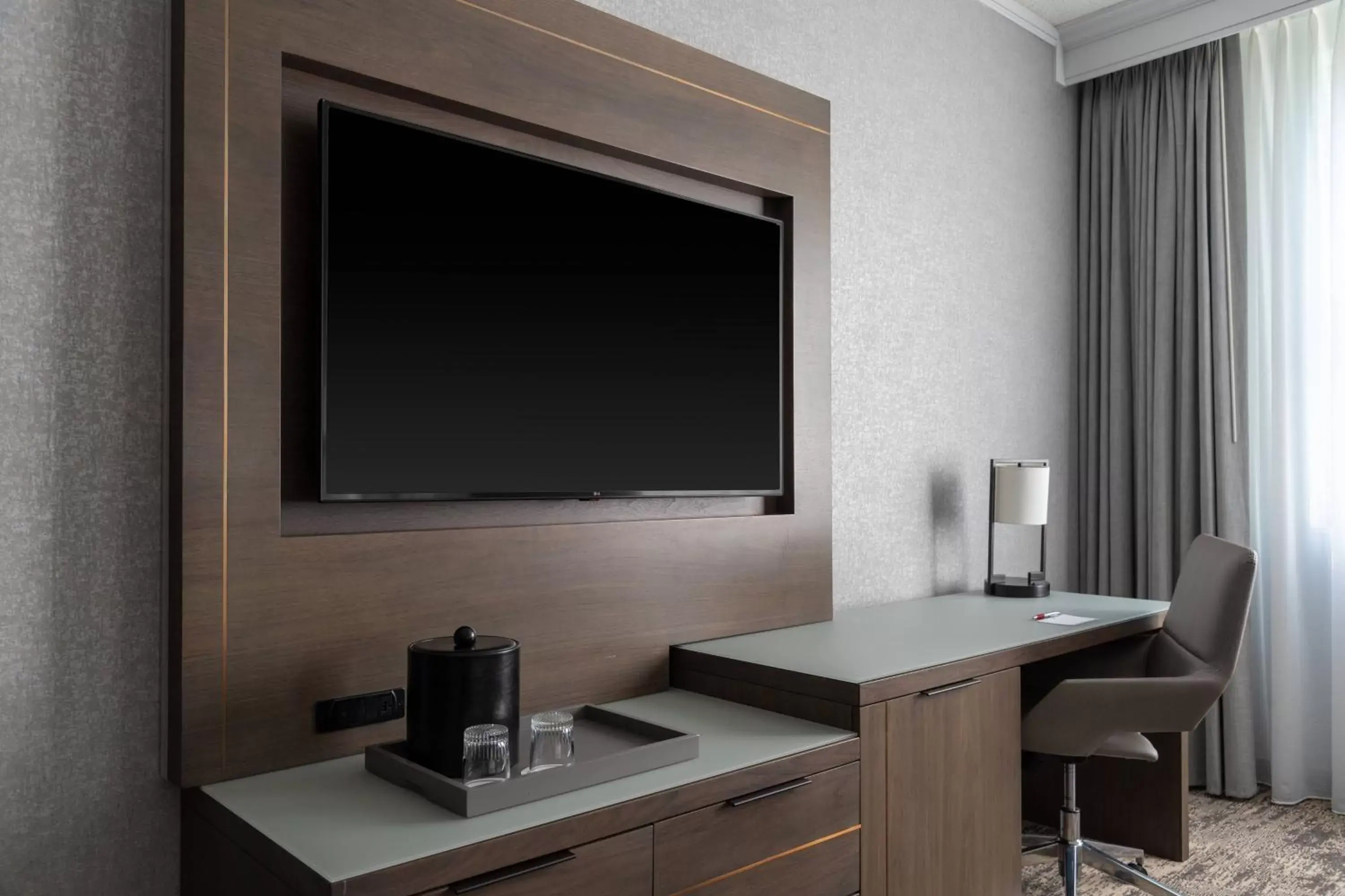 Photo of the whole room, TV/Entertainment Center in Courtyard by Marriott Chicago at Medical District-UIC