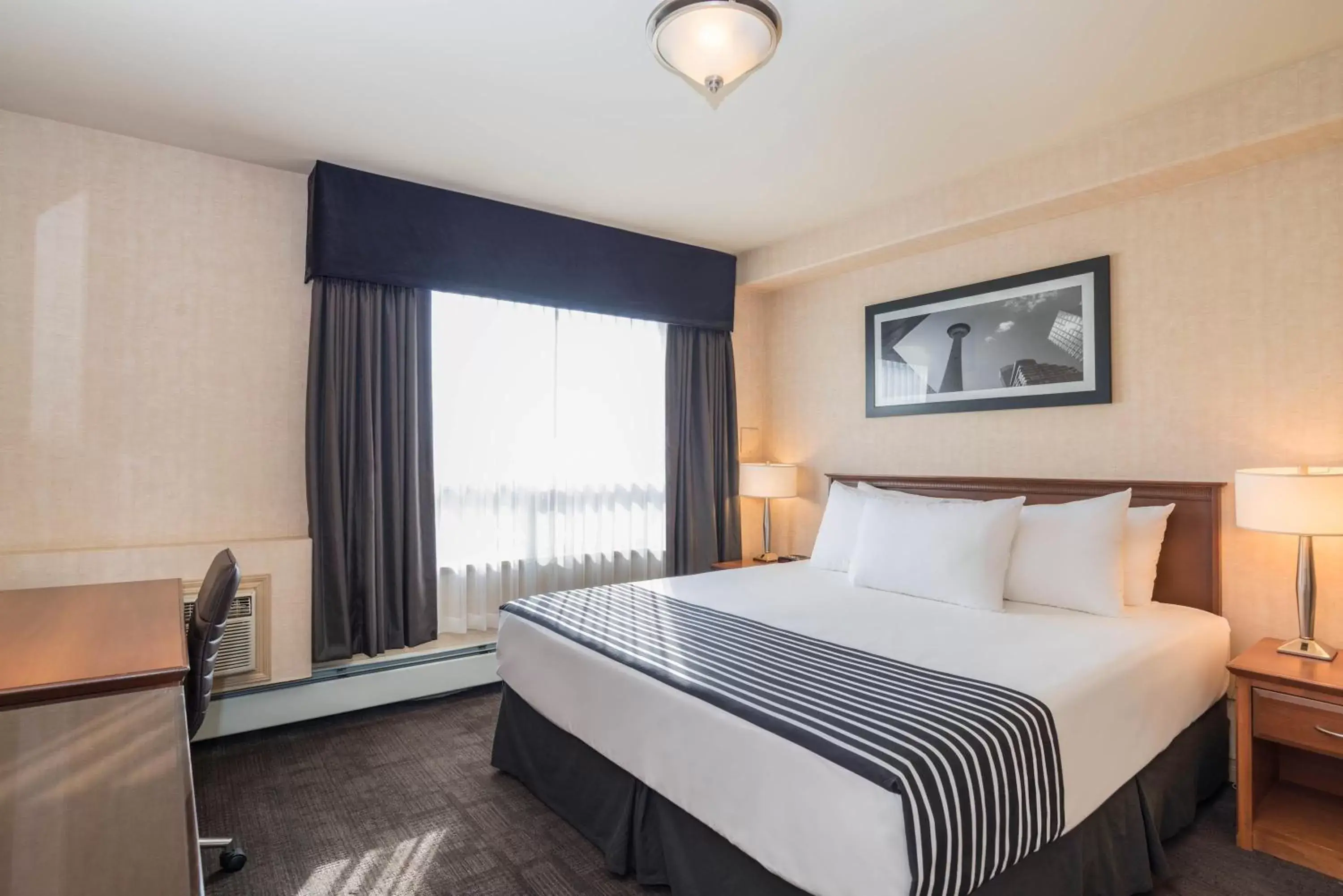 Bedroom, Bed in Sandman Hotel Calgary Airport