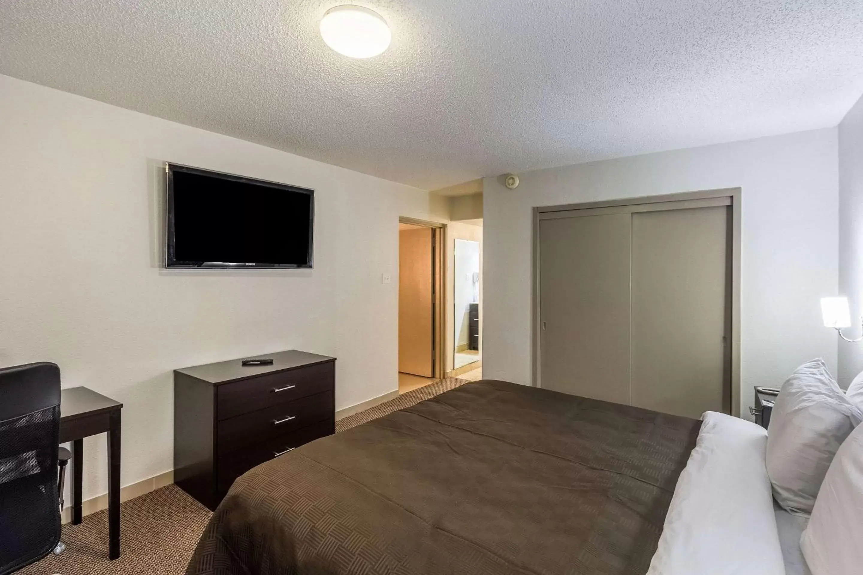 Photo of the whole room, Bed in Clarion Inn near McAllen Airport