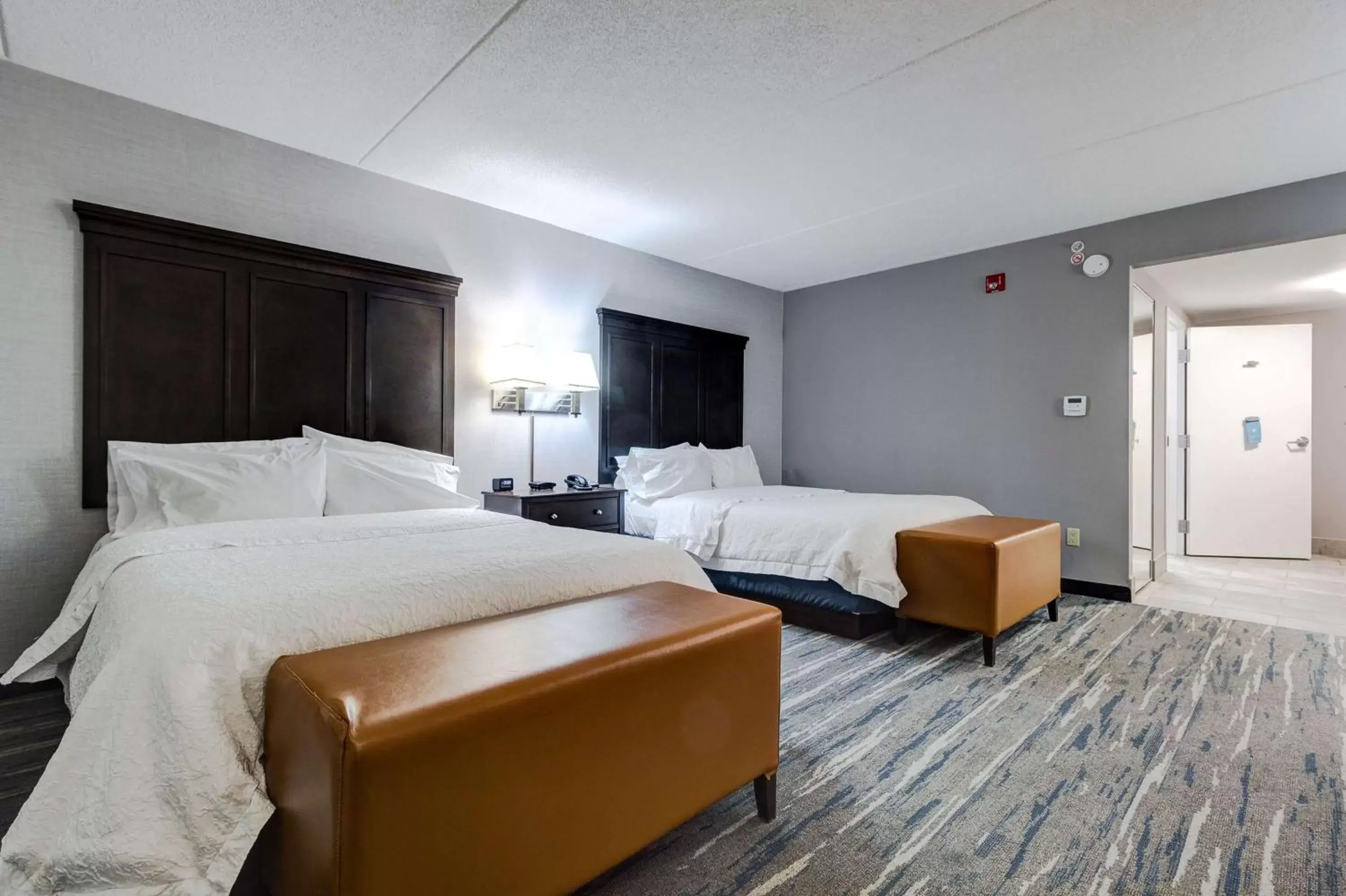 Bed in Hampton Inn & Suites by Hilton Brantford